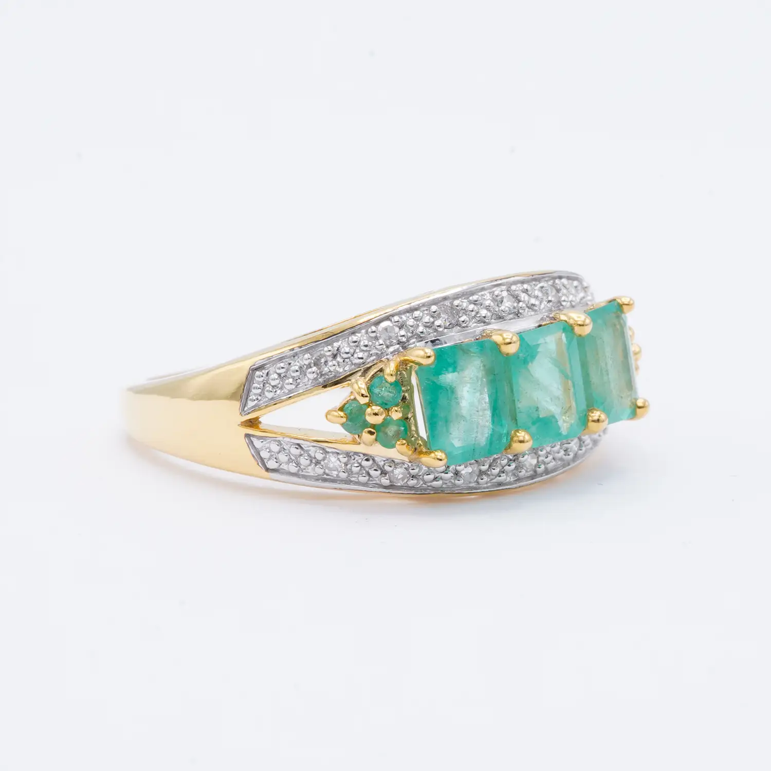 แหวนเงิน925 ชุบทอง18K ประดับมรกตและเพชรสีขาว ดีไซน์ Emerald Love - Image 2