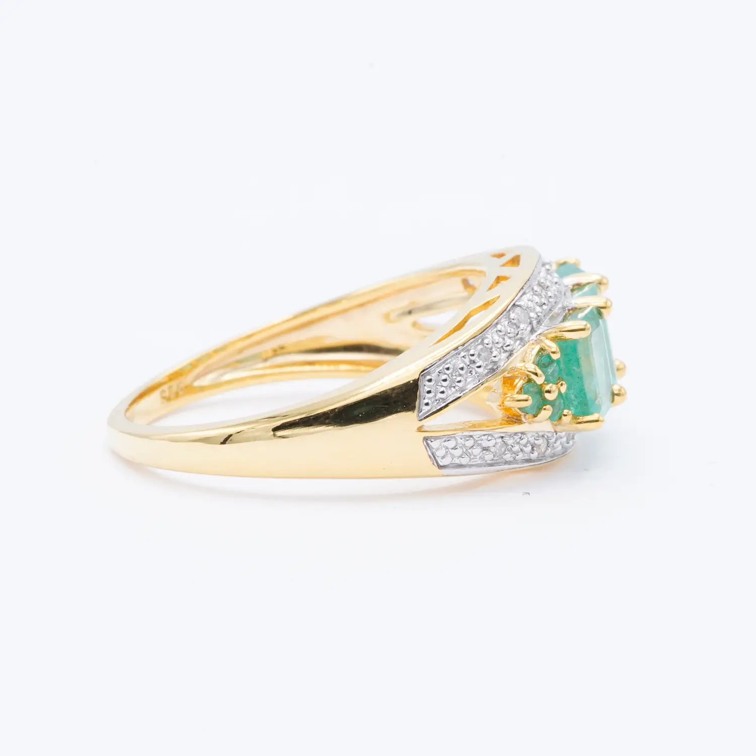 แหวนเงิน925 ชุบทอง18K ประดับมรกตและเพชรสีขาว ดีไซน์ Emerald Love - Image 3