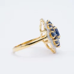 Facet Gallery by Gemondo แหวนเงิน925 ชุบทอง18K ประดับไพลินและเพชรสีขาว - Image 3