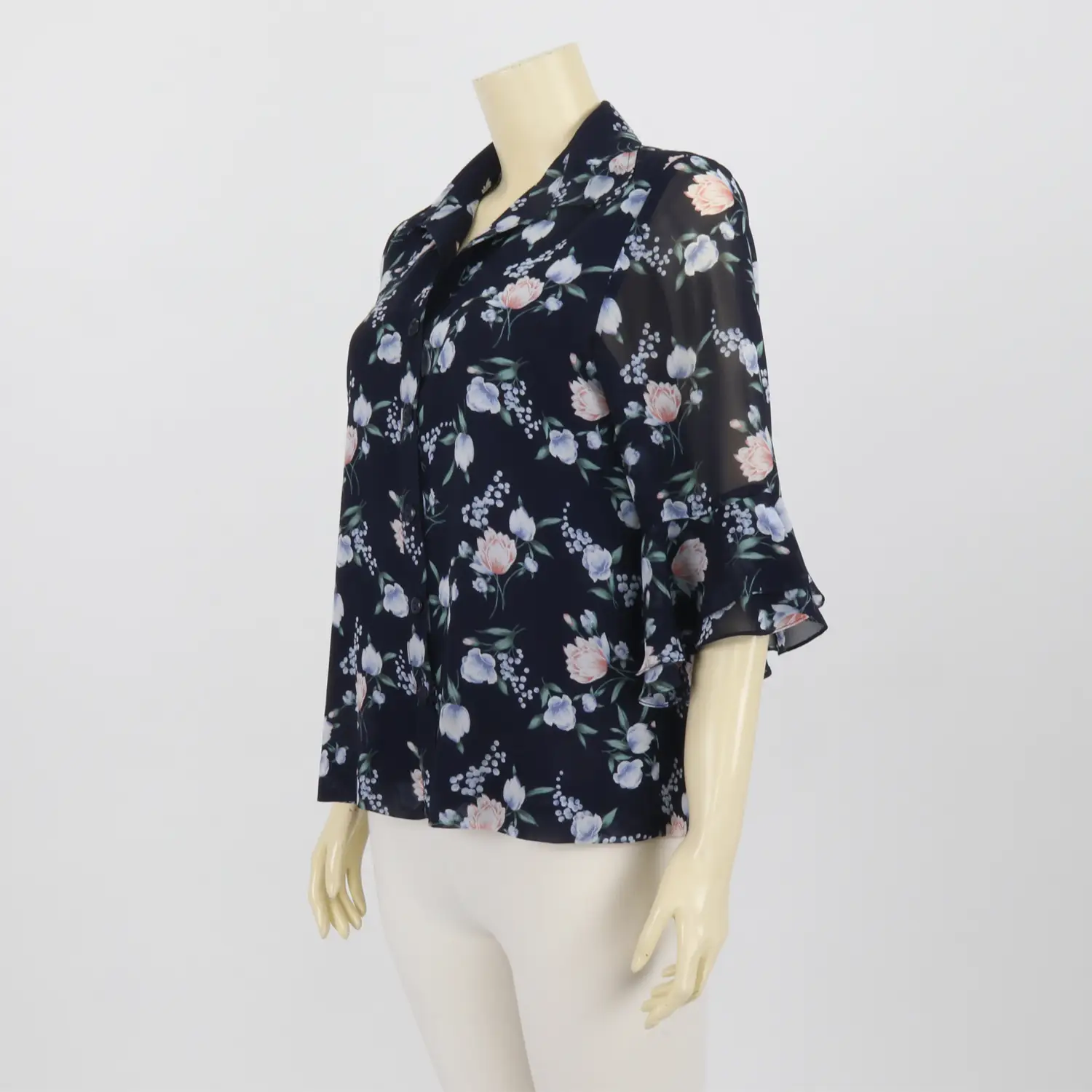 เสื้อคอปก แขนกระบอก ปลายแขนระบาย 2 ชั้น ผ้าลายดอกไม้ และใบไม้ - Image 3