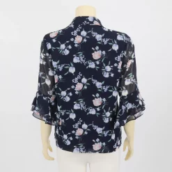 เสื้อคอปก แขนกระบอก ปลายแขนระบาย 2 ชั้น ผ้าลายดอกไม้ และใบไม้ - Image 2
