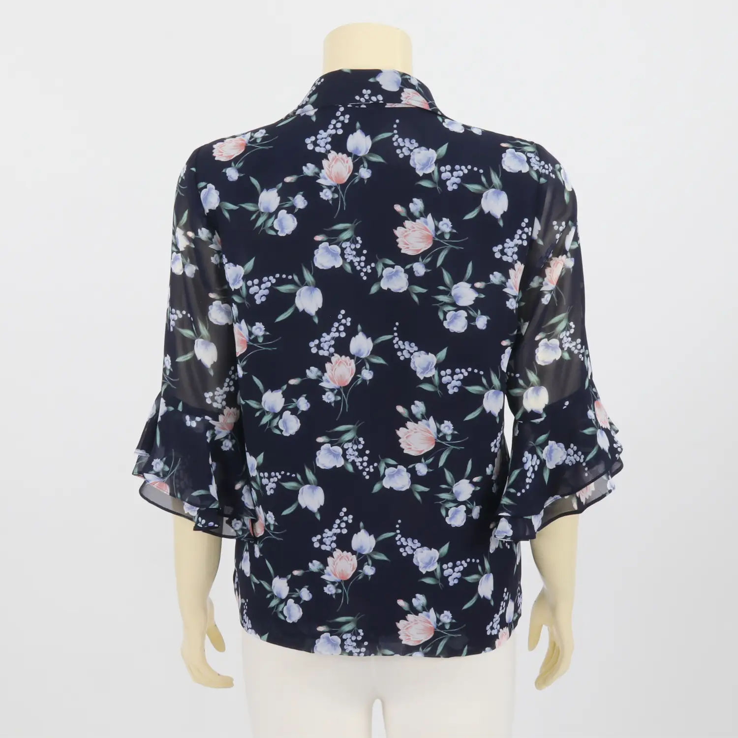 เสื้อคอปก แขนกระบอก ปลายแขนระบาย 2 ชั้น ผ้าลายดอกไม้ และใบไม้ - Image 2