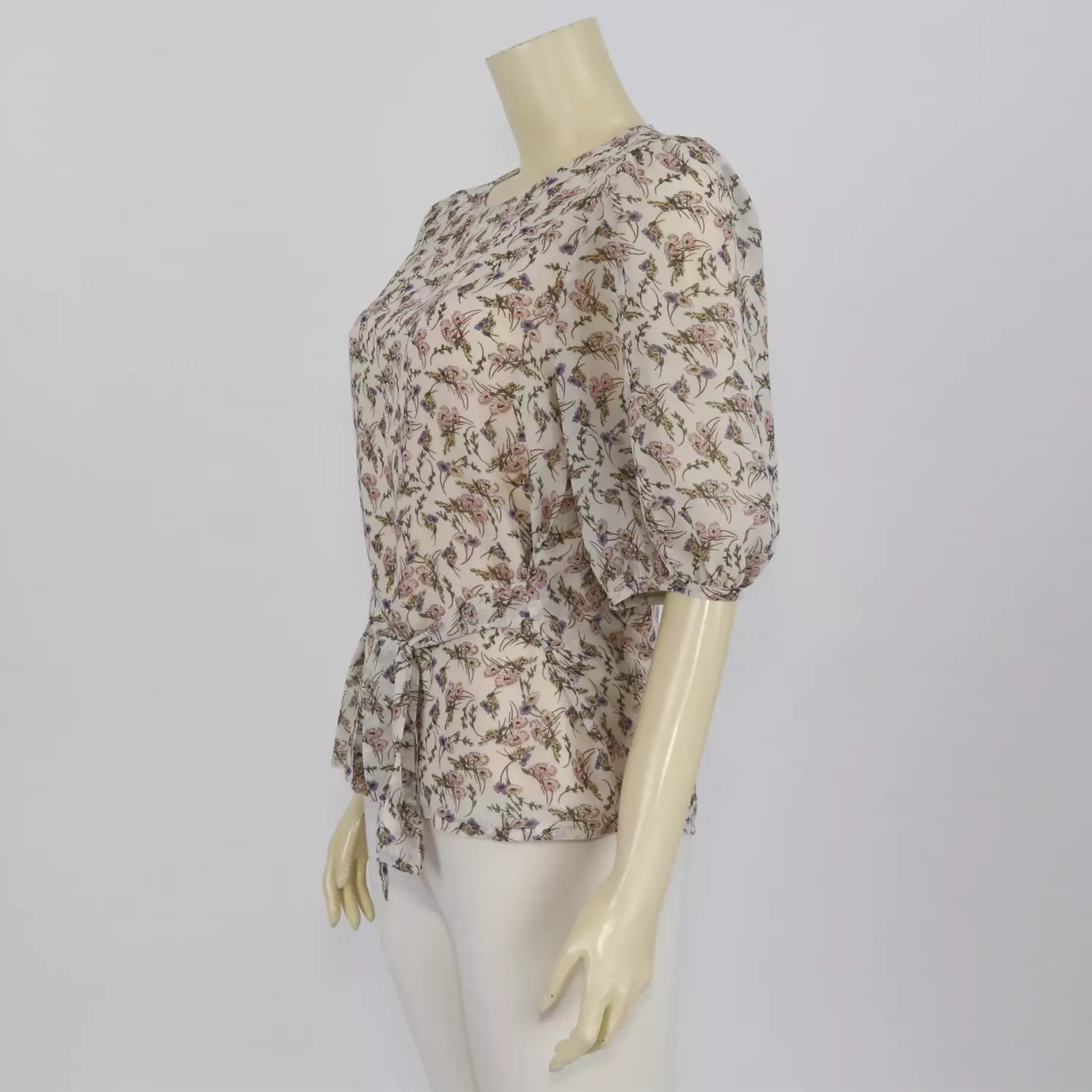 เสื้อคอกลม แขนพอง รูดเข้าขอบแขน ผ้าชีฟองลายดอกไม้ เสริมโบว์ผูกเอว - Image 3