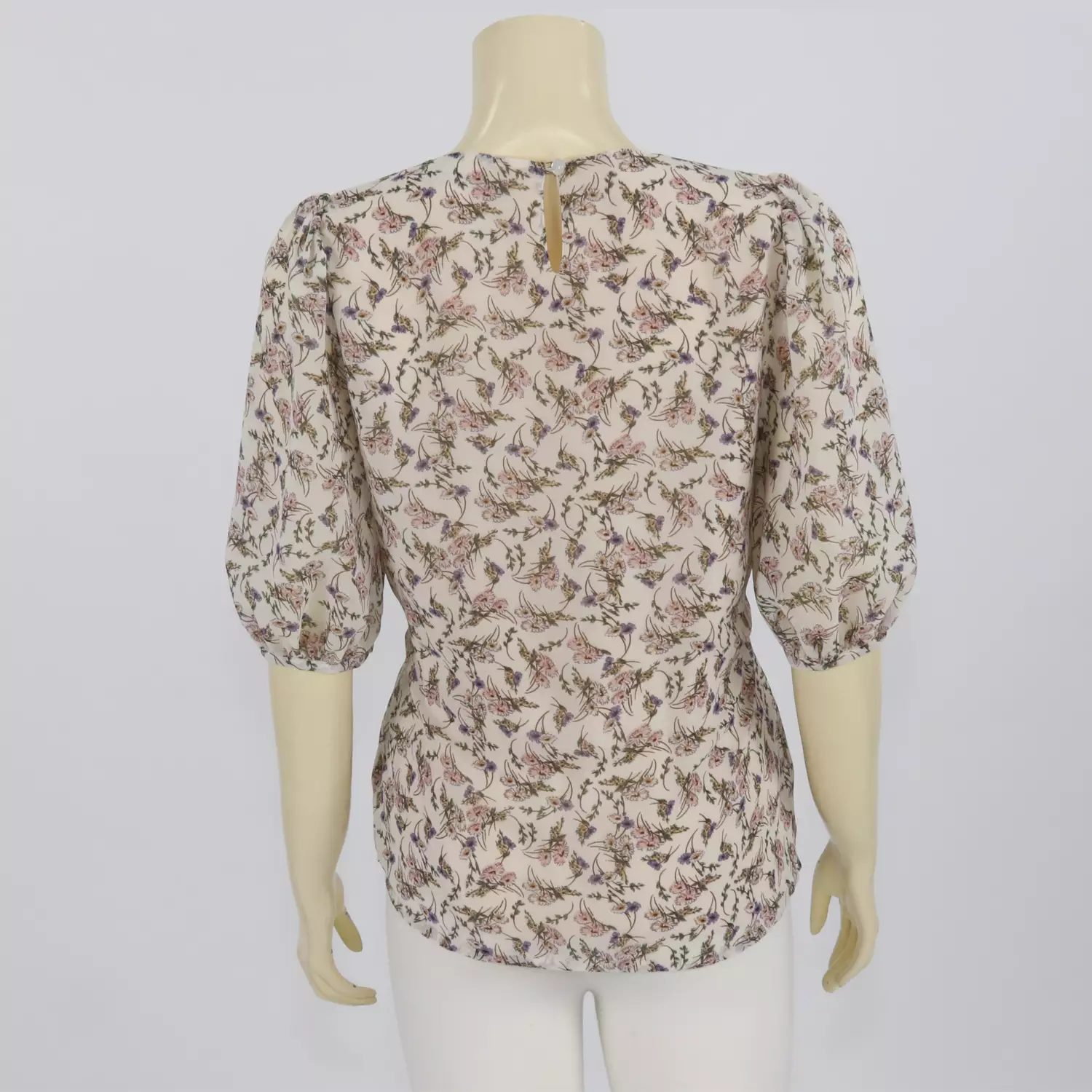 เสื้อคอกลม แขนพอง รูดเข้าขอบแขน ผ้าชีฟองลายดอกไม้ เสริมโบว์ผูกเอว - Image 2
