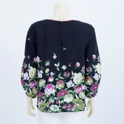 เสื้อคอปาด แขนบอลลูน ผ้าซาติน ลายดอกไม้ - Image 3