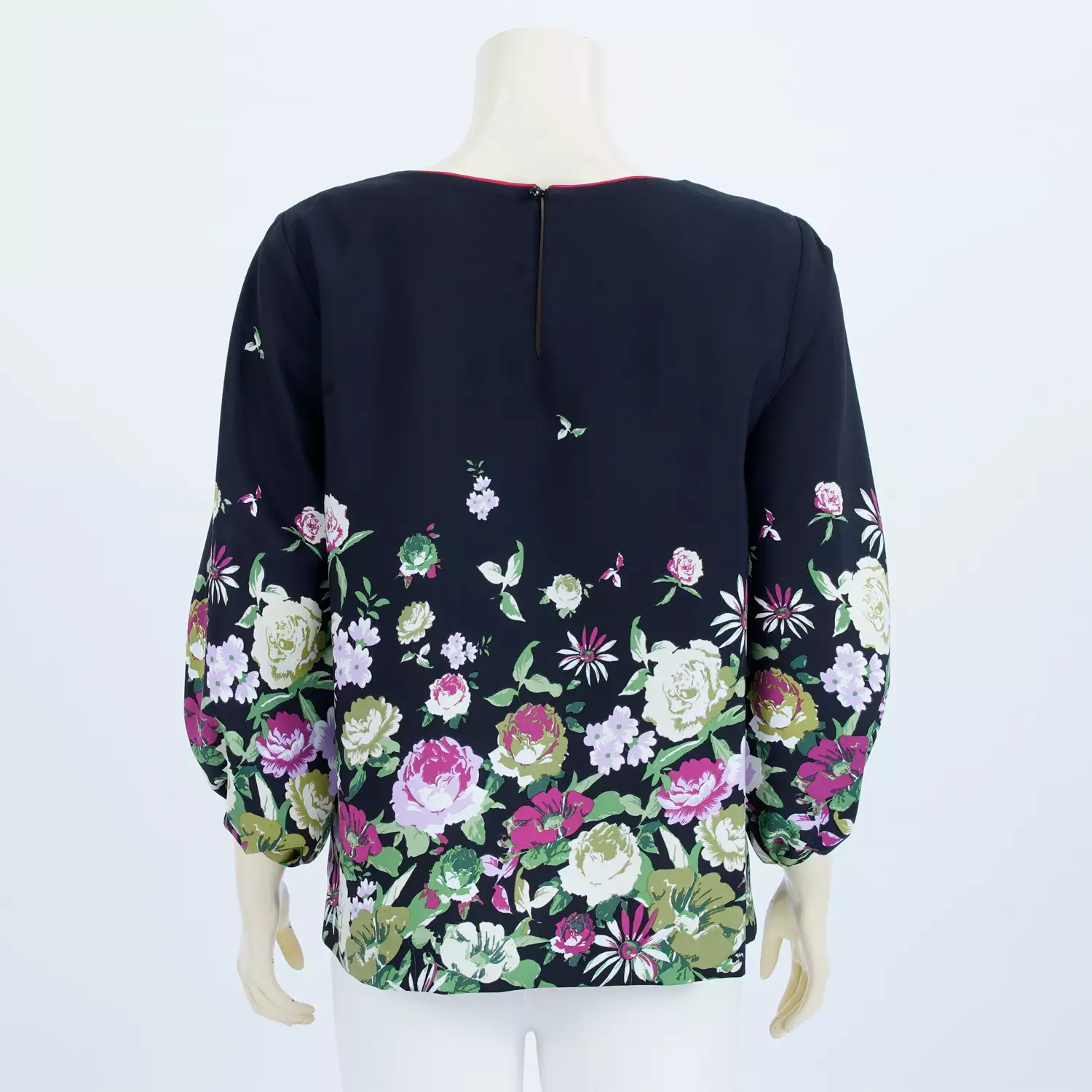 เสื้อคอปาด แขนบอลลูน ผ้าซาติน ลายดอกไม้ - Image 3