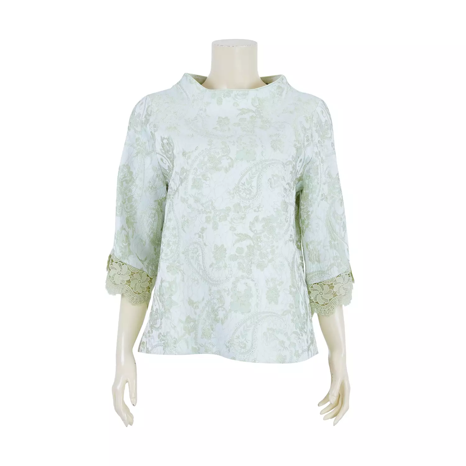 เสื้อคอตั้งแบบในตัว แขนกระบอกยาว 4 ส่วน ปลายแขนแต่งเทปลูกไม้ ผ้าทอลายในตัว