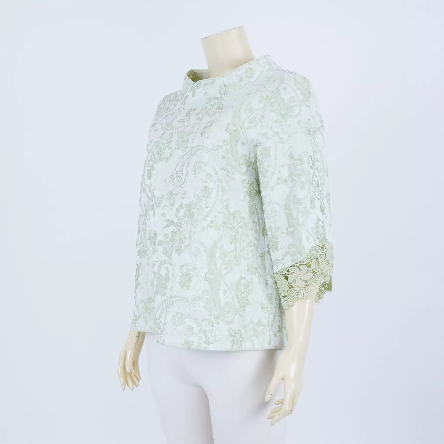 เสื้อคอตั้งแบบในตัว แขนกระบอกยาว 4 ส่วน ปลายแขนแต่งเทปลูกไม้ ผ้าทอลายในตัว - Image 2