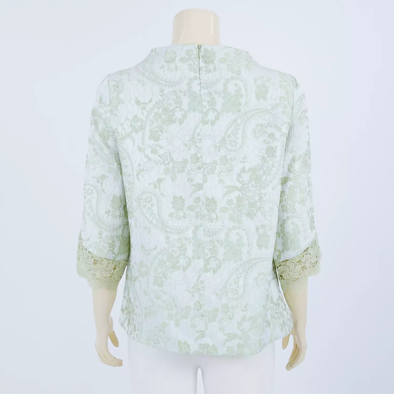 เสื้อคอตั้งแบบในตัว แขนกระบอกยาว 4 ส่วน ปลายแขนแต่งเทปลูกไม้ ผ้าทอลายในตัว - Image 3