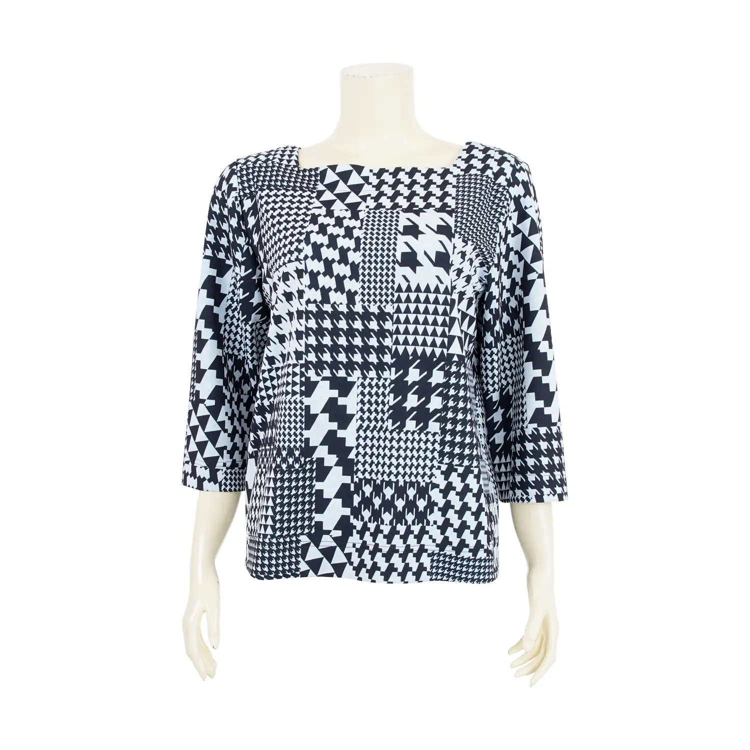 เสื้อคอเหลี่ยม แขนยาว 4 ส่วน ผ้าลายกราฟิกดำ-ขาว