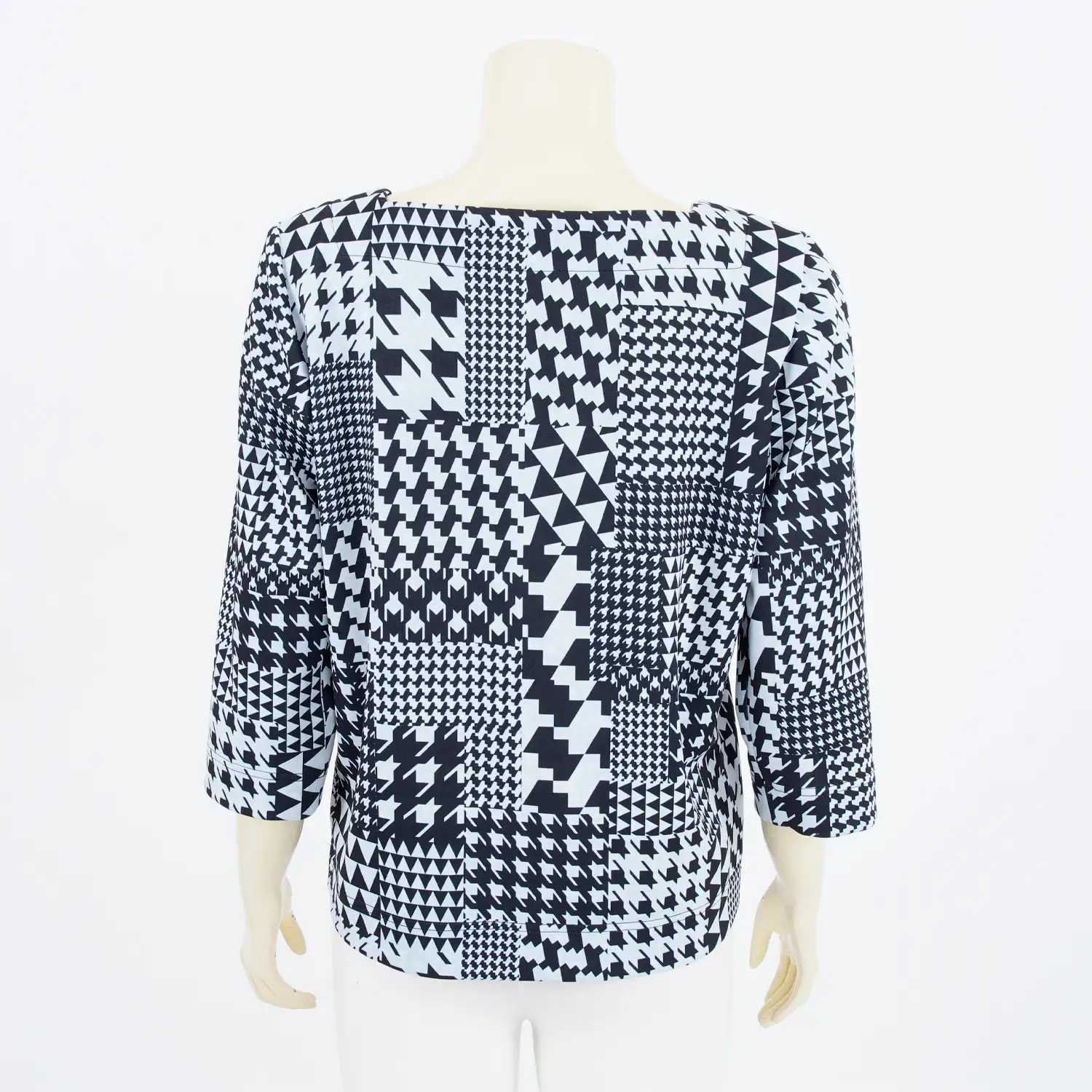 เสื้อคอเหลี่ยม แขนยาว 4 ส่วน ผ้าลายกราฟิกดำ-ขาว - Image 3