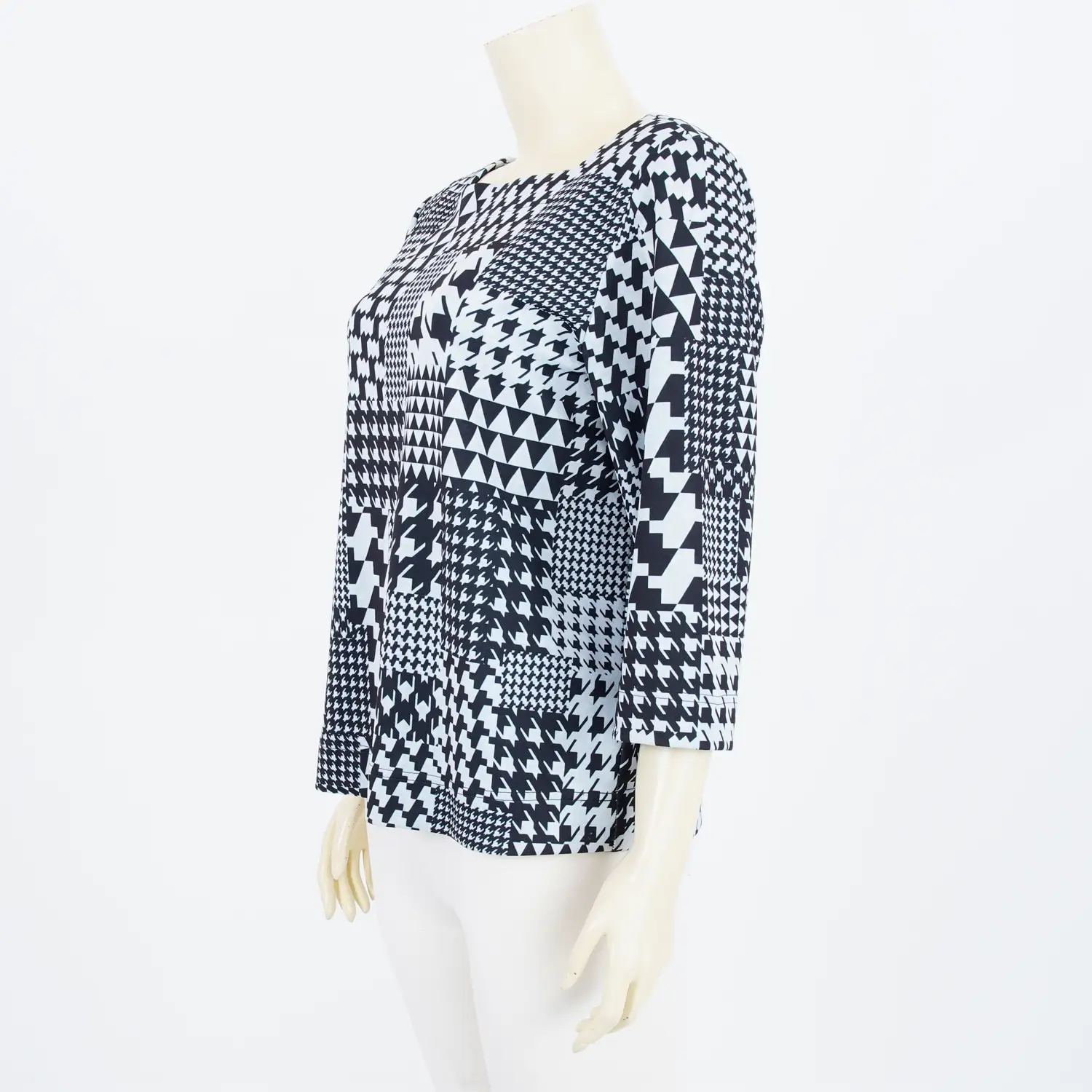 เสื้อคอเหลี่ยม แขนยาว 4 ส่วน ผ้าลายกราฟิกดำ-ขาว - Image 2