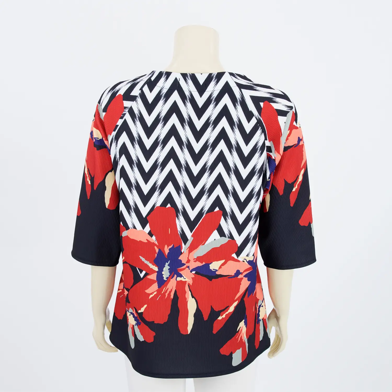 เสื้อคอปาด แขนแร็กแลน 3 ส่วน ผ้ายืดแฟนซี ลายซิกแซกและดอกไม้ - Image 4