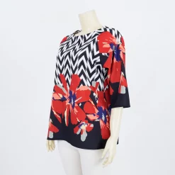 เสื้อคอปาด แขนแร็กแลน 3 ส่วน ผ้ายืดแฟนซี ลายซิกแซกและดอกไม้ - Image 2