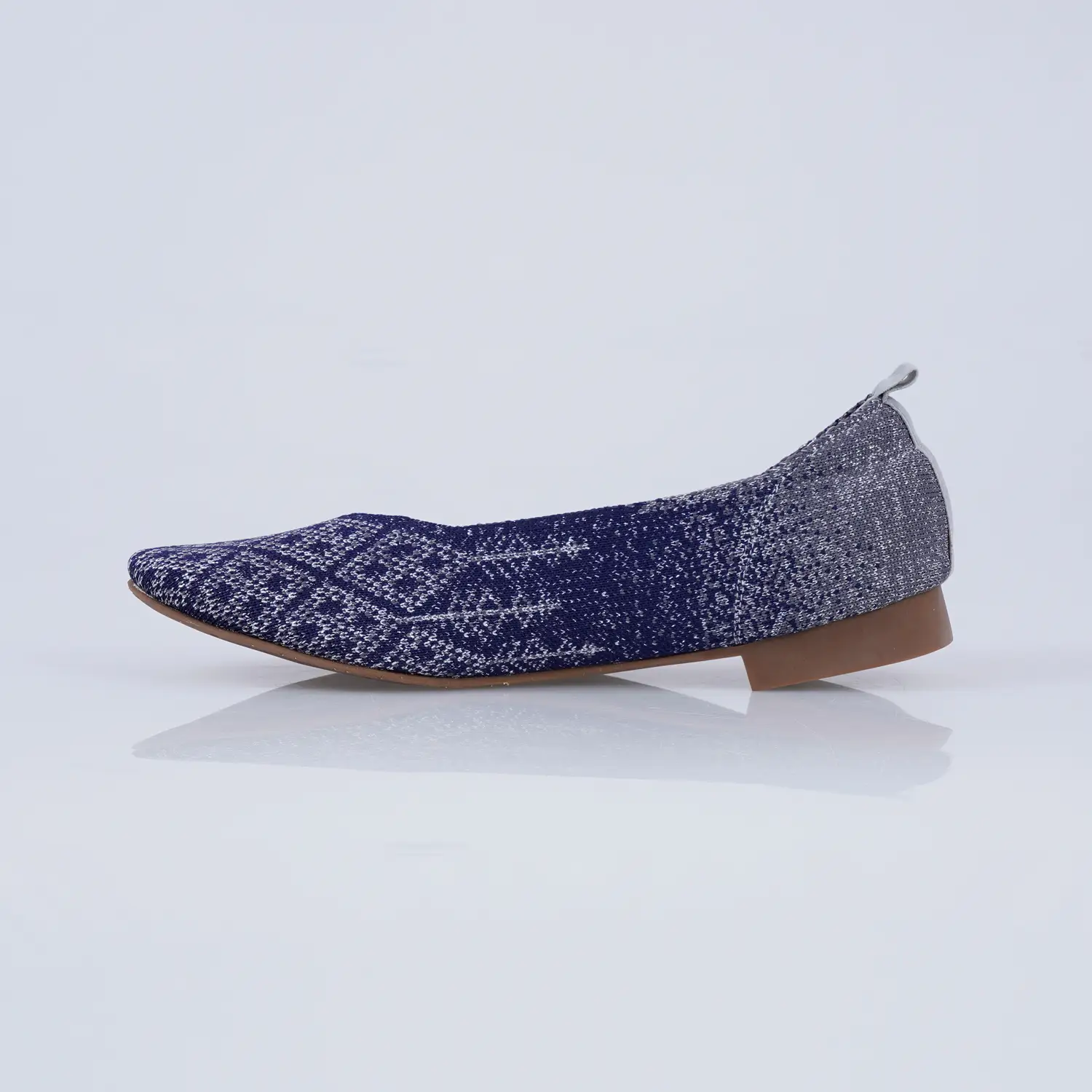 รองเท้าส้นเตี้ย รุ่น The Casual ลายไทย สีกรมท่า - Image 5