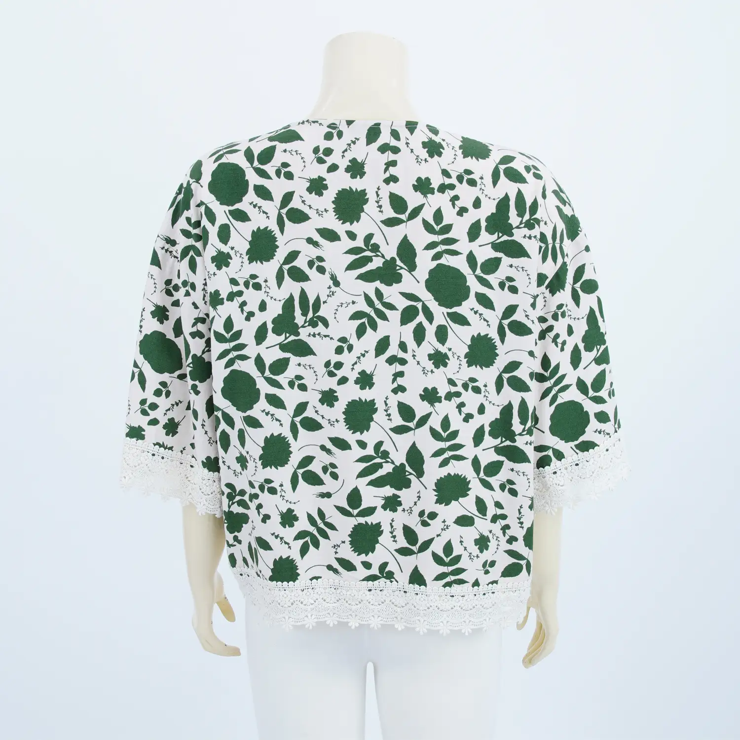 เสื้อคอวีแต่งเทปลูกไม้ แขน 3 ส่วน ผ้าลายดอกไม้และใบไม้ - Image 2