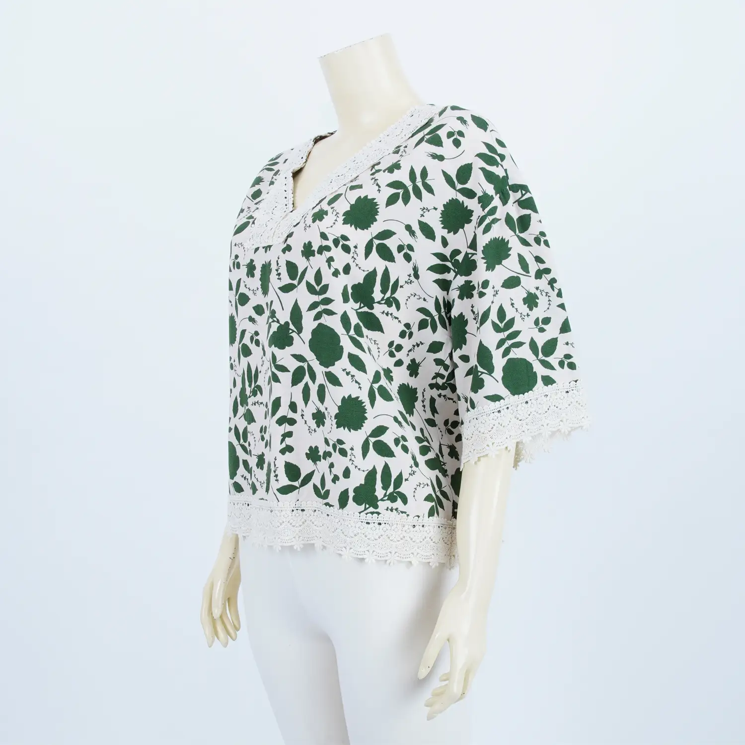 เสื้อคอวีแต่งเทปลูกไม้ แขน 3 ส่วน ผ้าลายดอกไม้และใบไม้ - Image 3