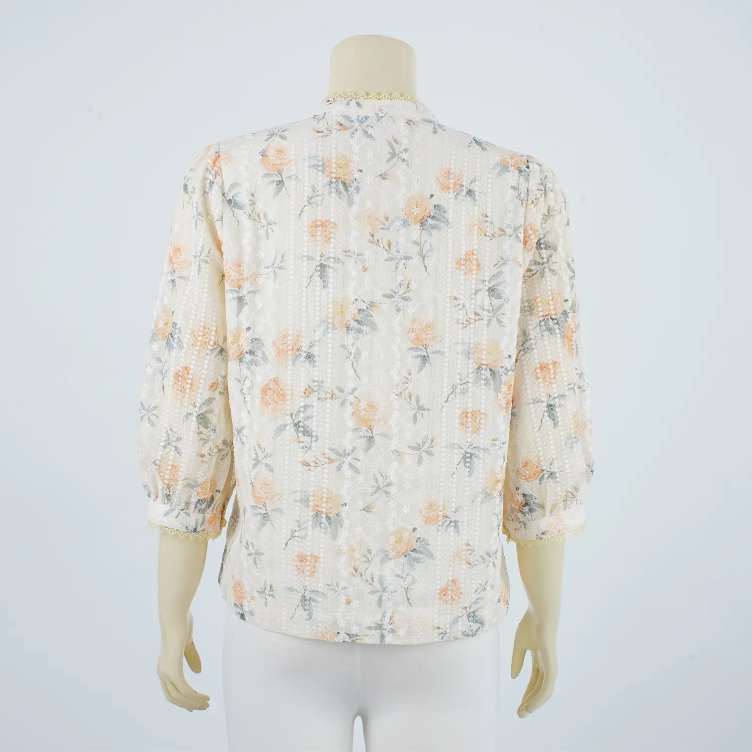 เสื้อคอตั้ง ผ่าหน้ารูปตัววี เสริมเชือกผูกโบว์ แขนพอง 4 ส่วน ผ้าปักลายพร้อม พิมพ์ลายดอกไม้ - Image 2
