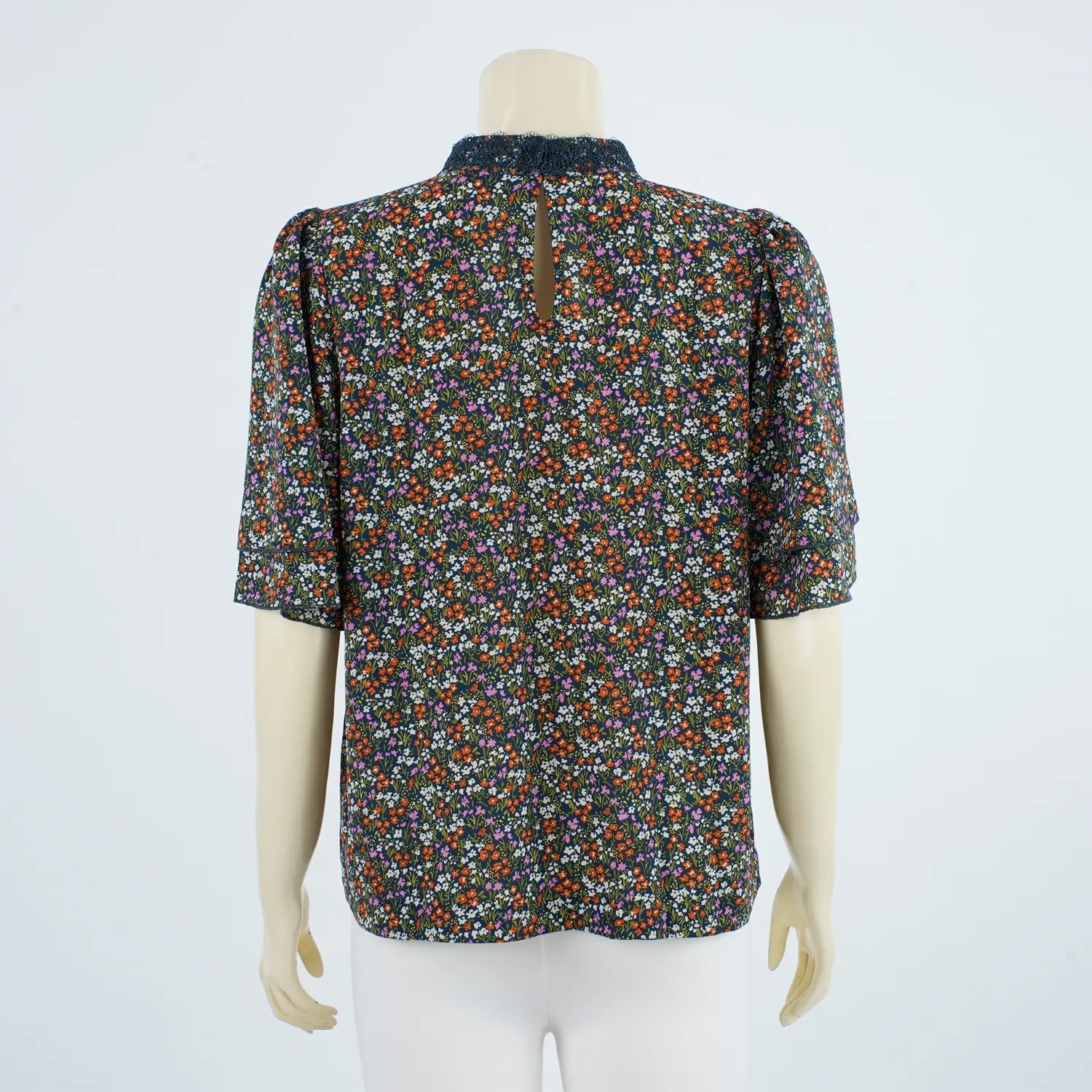 เสื้อคอตั้ง แขน 3 ส่วน ทรงกระดิ่ง 2 ชั้น ผ้าลายดอกไม้และใบไม้ - Image 3