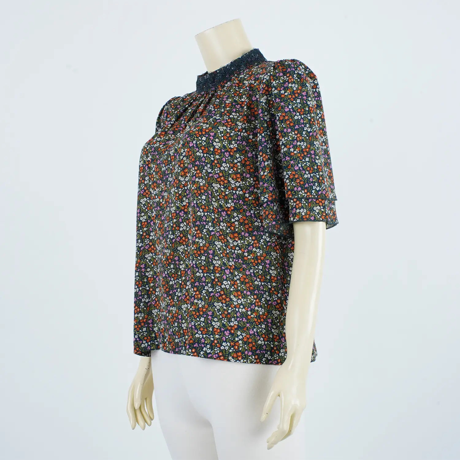 เสื้อคอตั้ง แขน 3 ส่วน ทรงกระดิ่ง 2 ชั้น ผ้าลายดอกไม้และใบไม้ - Image 2