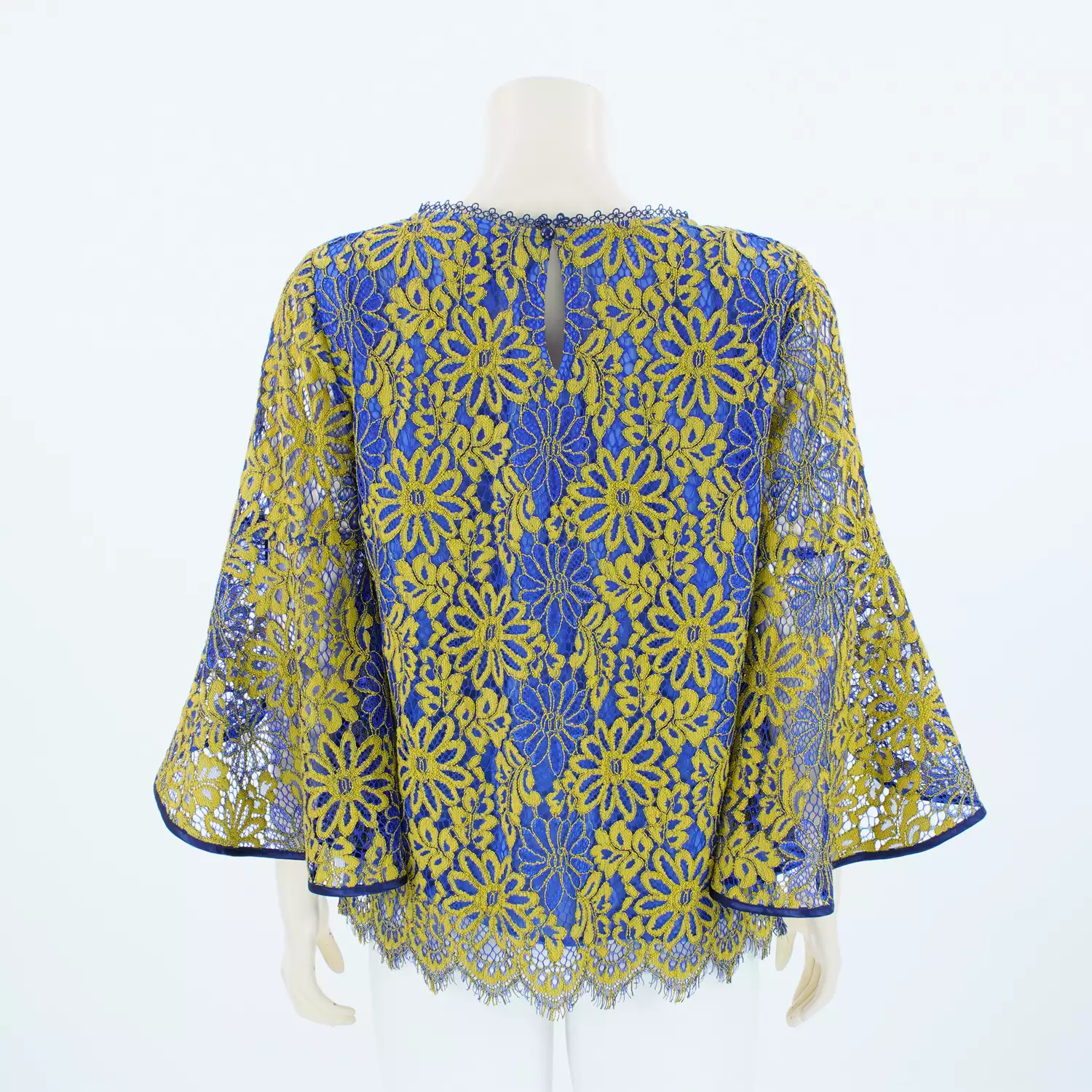 เสื้อคอกลม ปลายแขนบาน ทรงกระดิ่ง 4 ส่วน ผ้าลูกไม้ลายดอกไม้ - Image 2