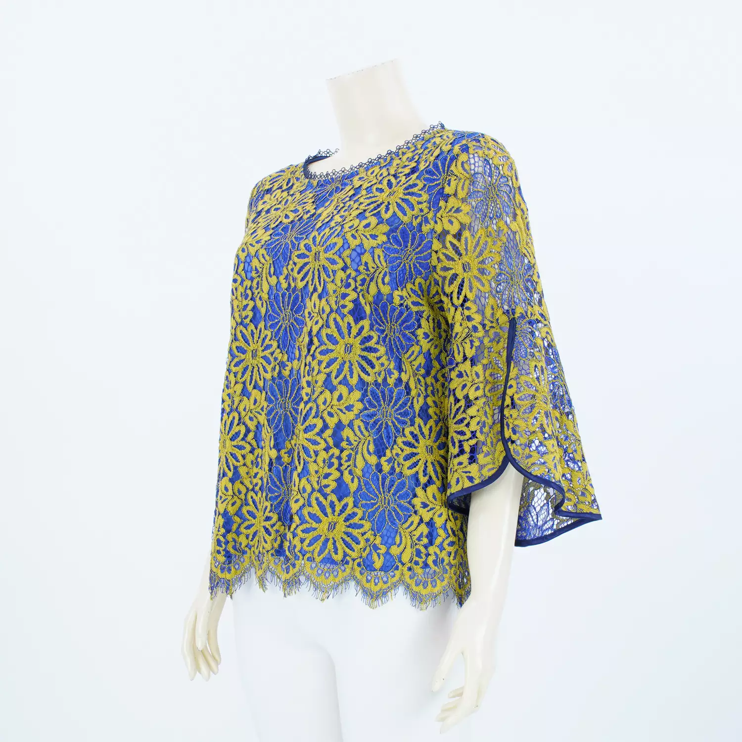 เสื้อคอกลม ปลายแขนบาน ทรงกระดิ่ง 4 ส่วน ผ้าลูกไม้ลายดอกไม้ - Image 3