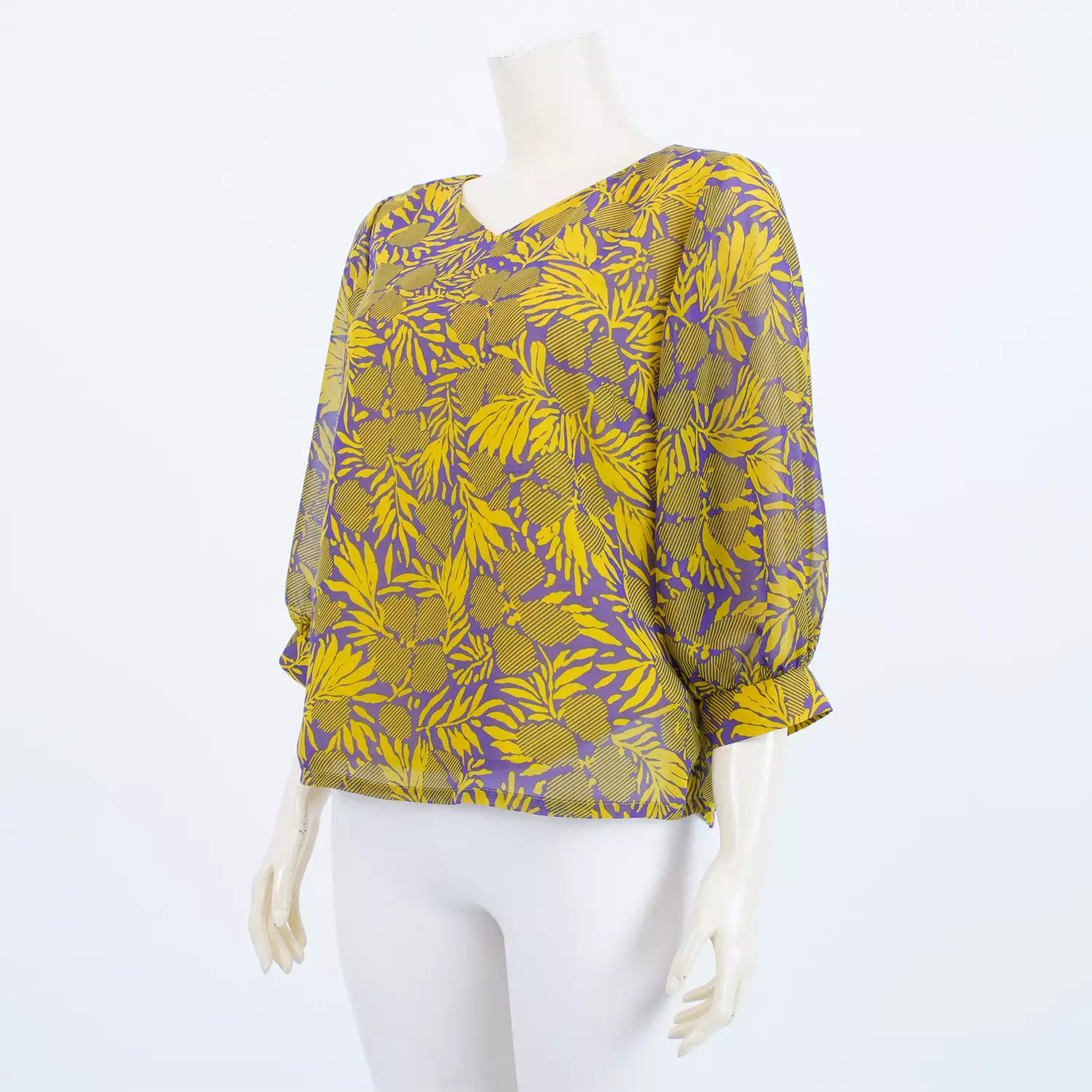 เสื้อคอวี แขนพอง ยาว 4 ส่วน ผ้าลายดอกไม้ และ ใบไม้ - Image 2