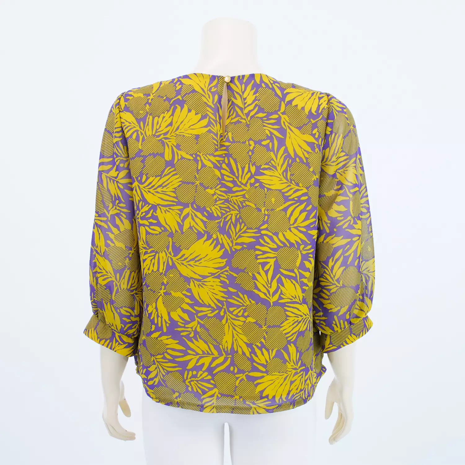 เสื้อคอวี แขนพอง ยาว 4 ส่วน ผ้าลายดอกไม้ และ ใบไม้ - Image 3