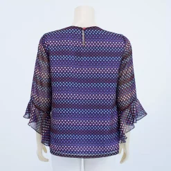 เสื้อคอปาดแต่งคริสตัล แขนกระบอก ตัดต่อปลายแขนระบาย ผ้าลายกราฟิก - Image 3