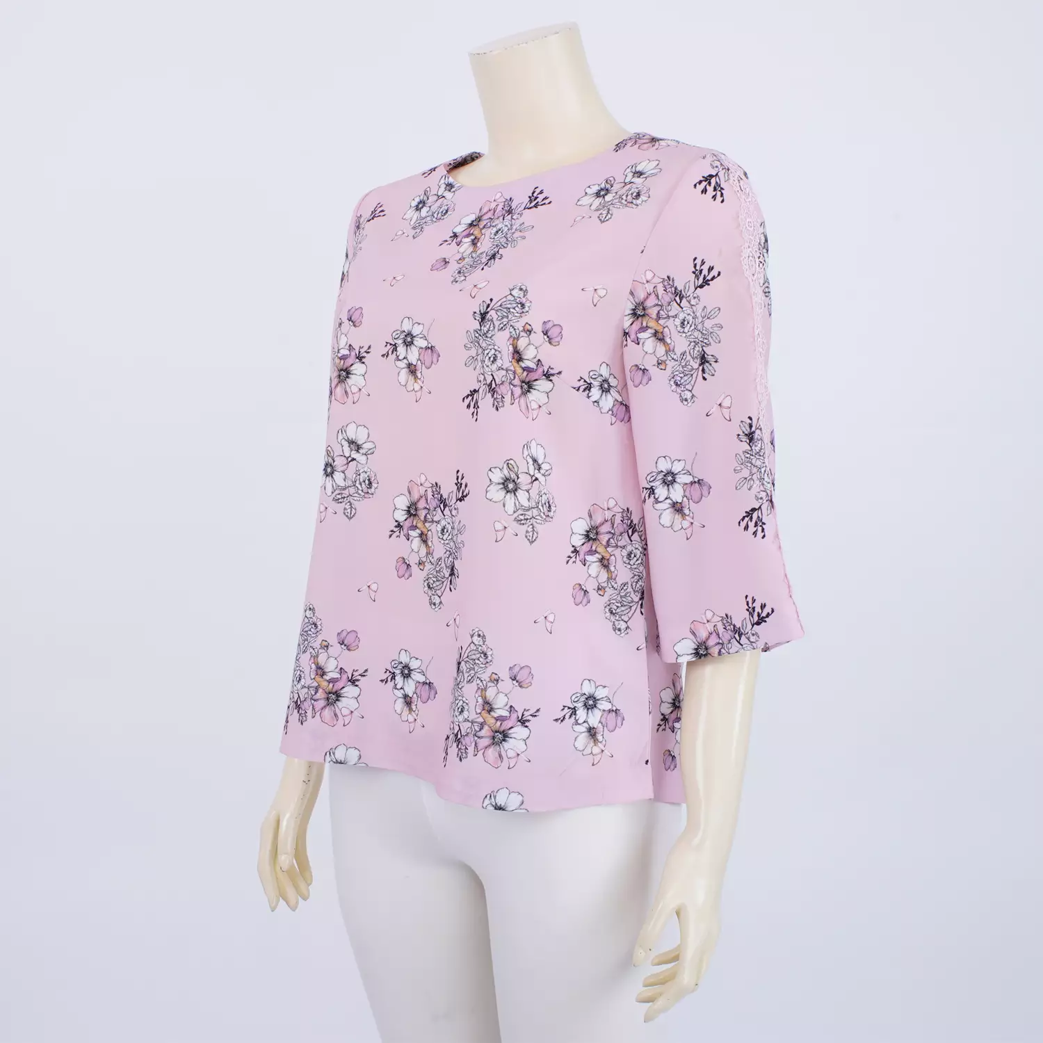เสื้อคอกลม แขน 4 ส่วน แต่งเทปลูกไม้แนวดิ่ง ผ้าลายดอกไม้และผีเสื้อ - Image 2