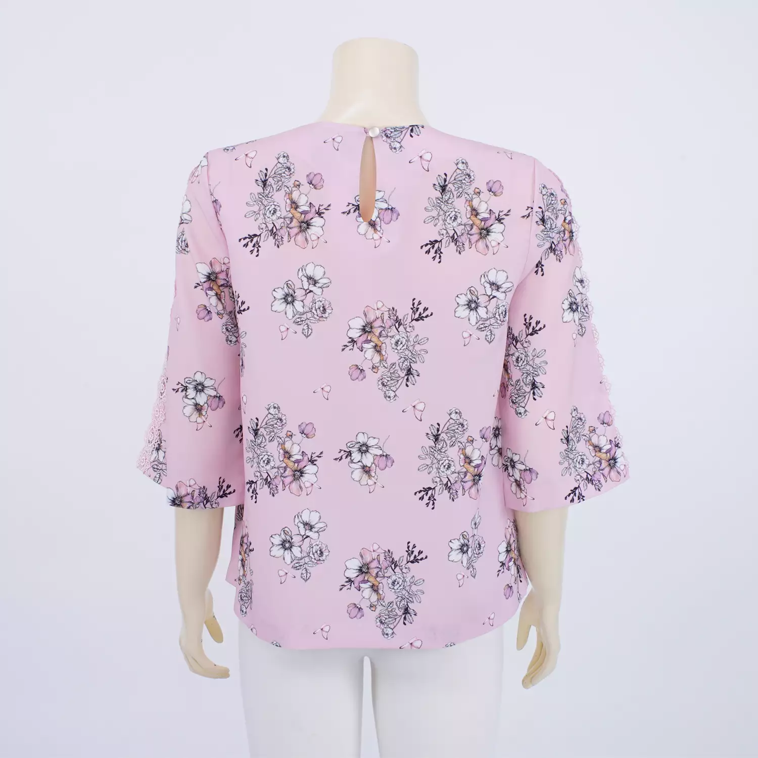 เสื้อคอกลม แขน 4 ส่วน แต่งเทปลูกไม้แนวดิ่ง ผ้าลายดอกไม้และผีเสื้อ - Image 3
