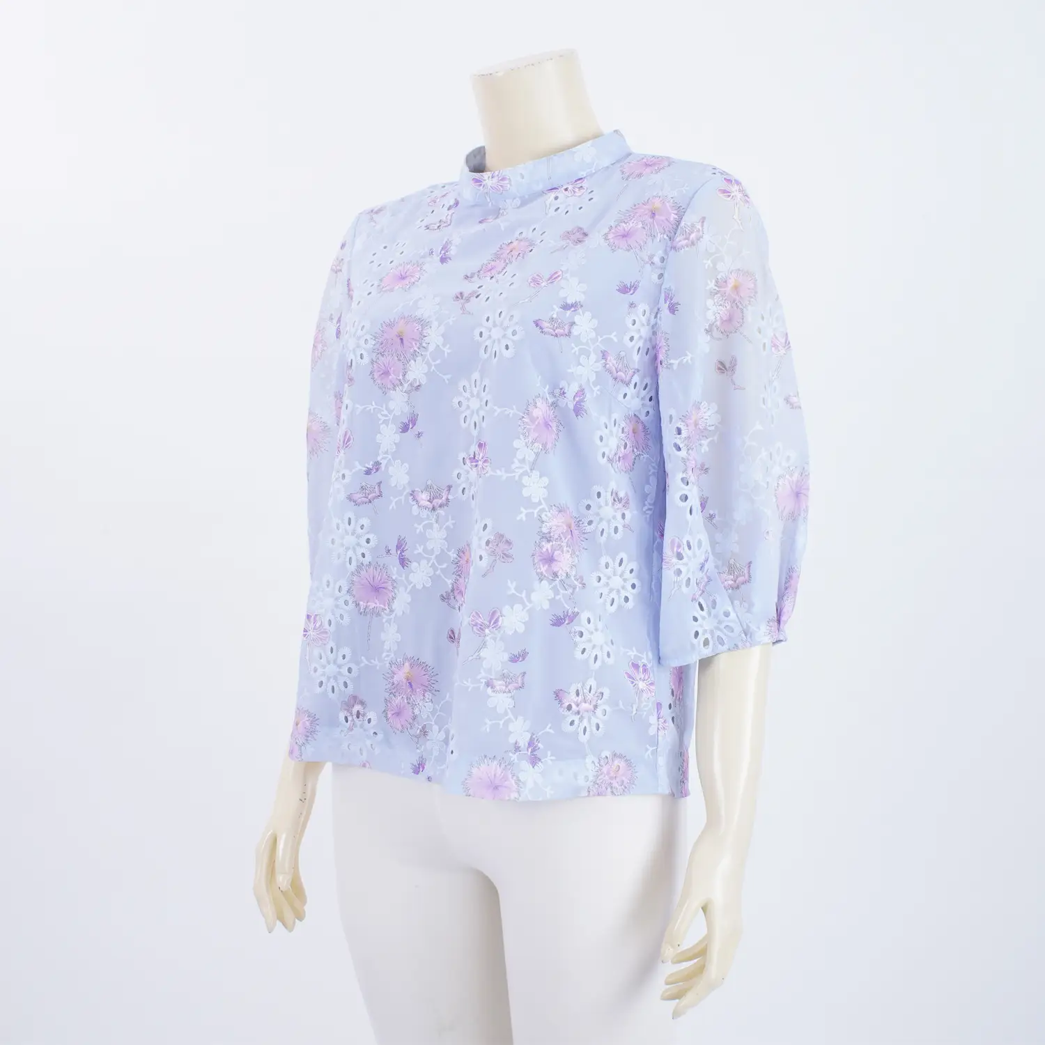 เสื้อคอตั้ง แขนพอง 4 ส่วน ผ้าพิมพ์และ ปักฉลุลายดอกไม้ - Image 2