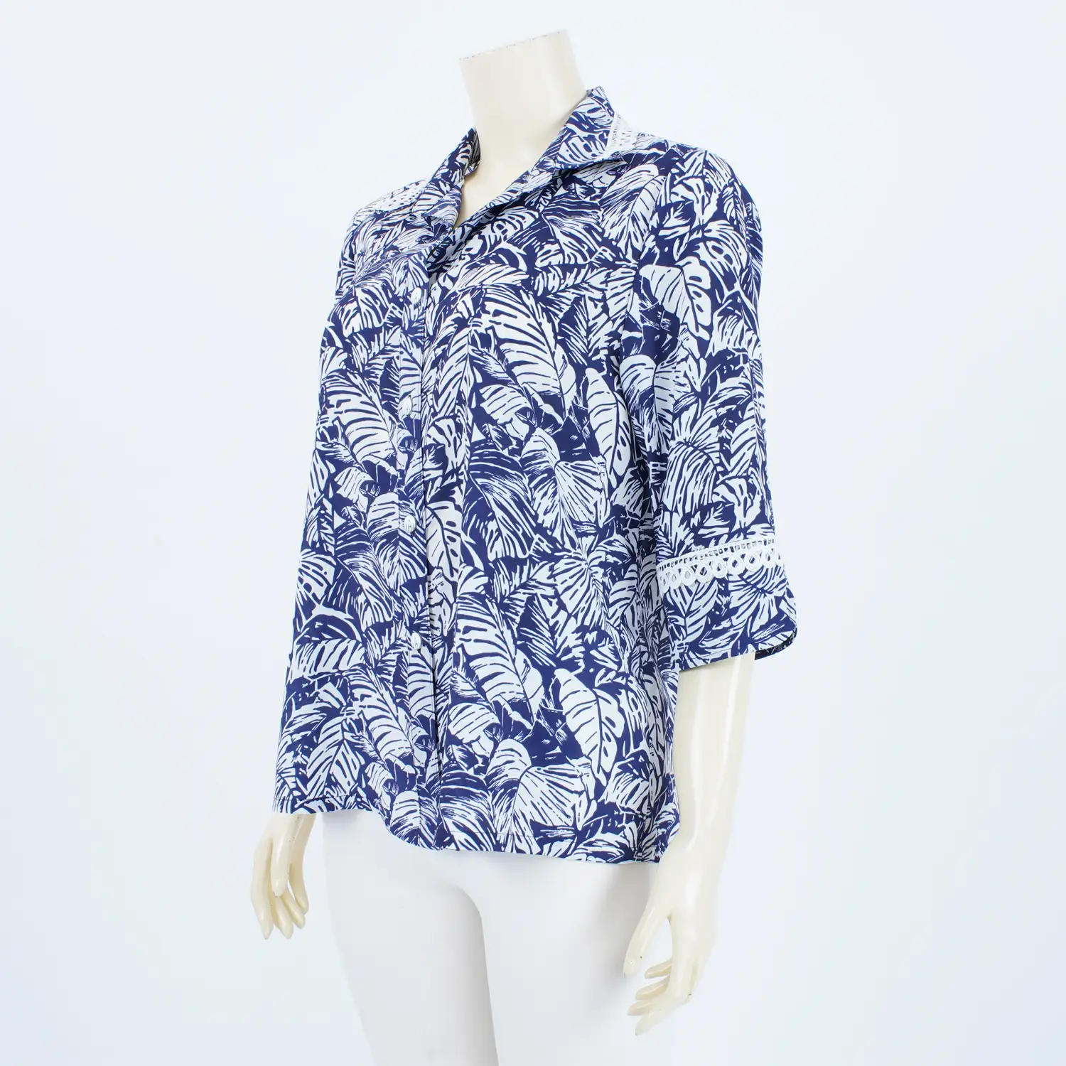 เสื้อเชิ้ตแต่งลูกไม้ แขนกระบอกยาว 3 ส่วน ผ้าพิมพ์ลายใบไม้ - Image 2