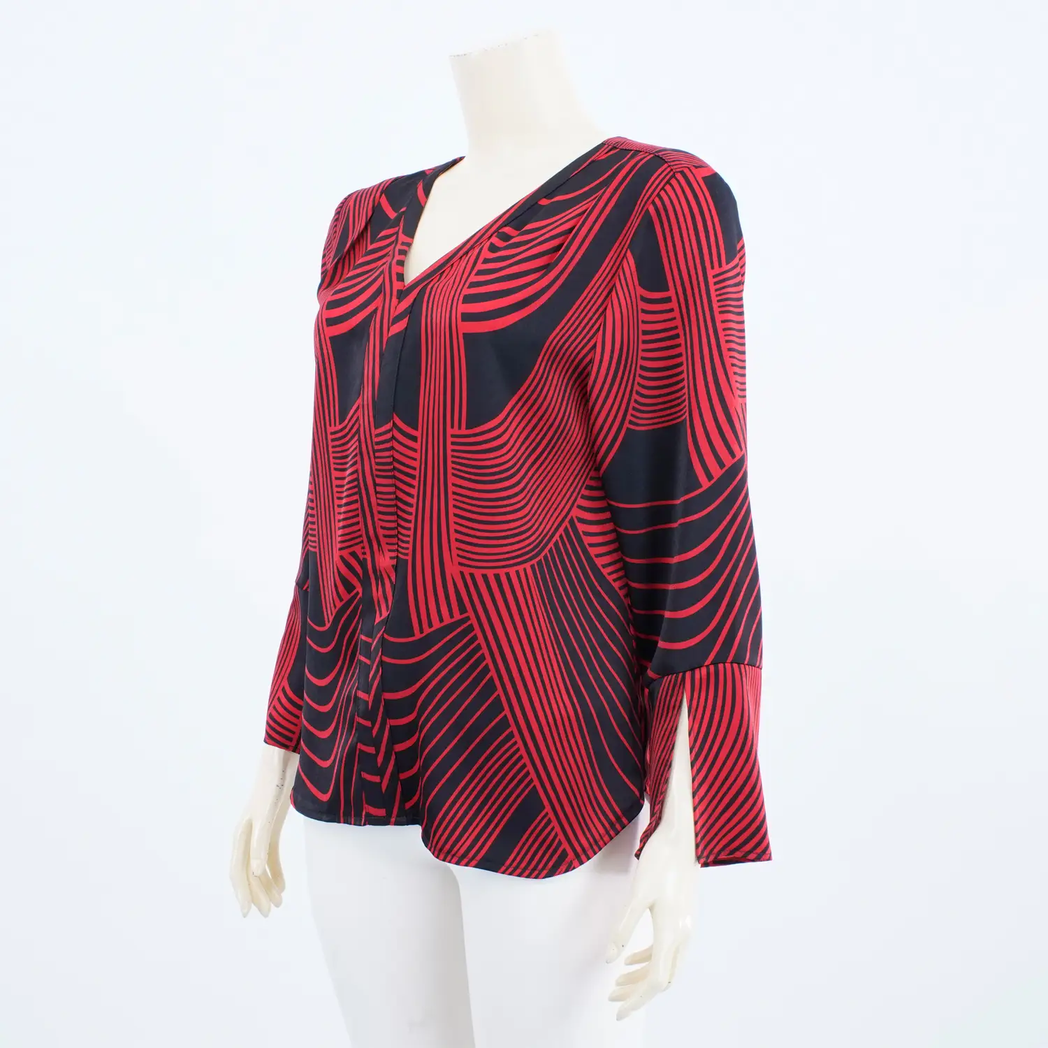 เสื้อคอวี แขนยาวผ่าปลายแขน ผ้าลายกราฟิก - Image 3