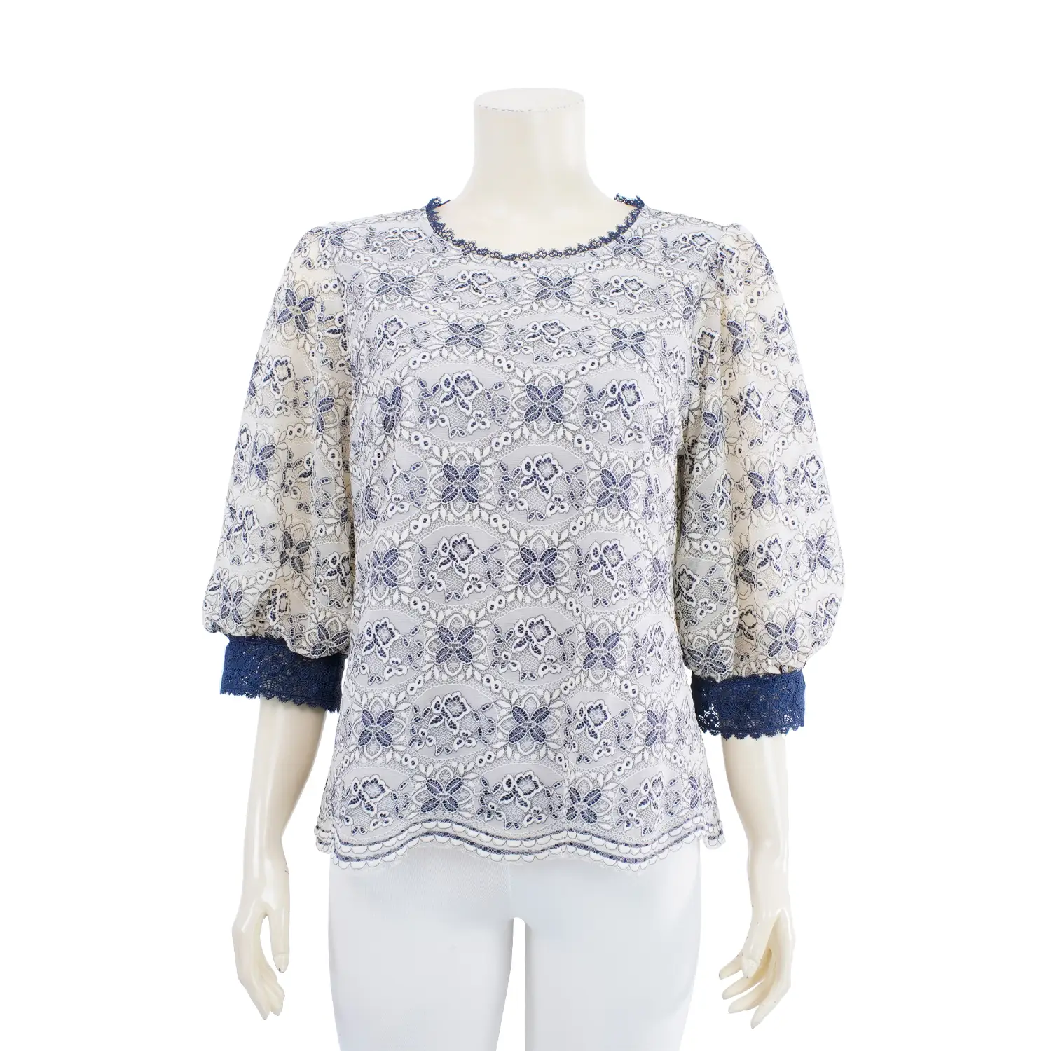 เสื้อคอกลม แขนพองยาว 4 ส่วน ผ้าลูกไม้ลายโมเสค ผสมลายดอกไม้