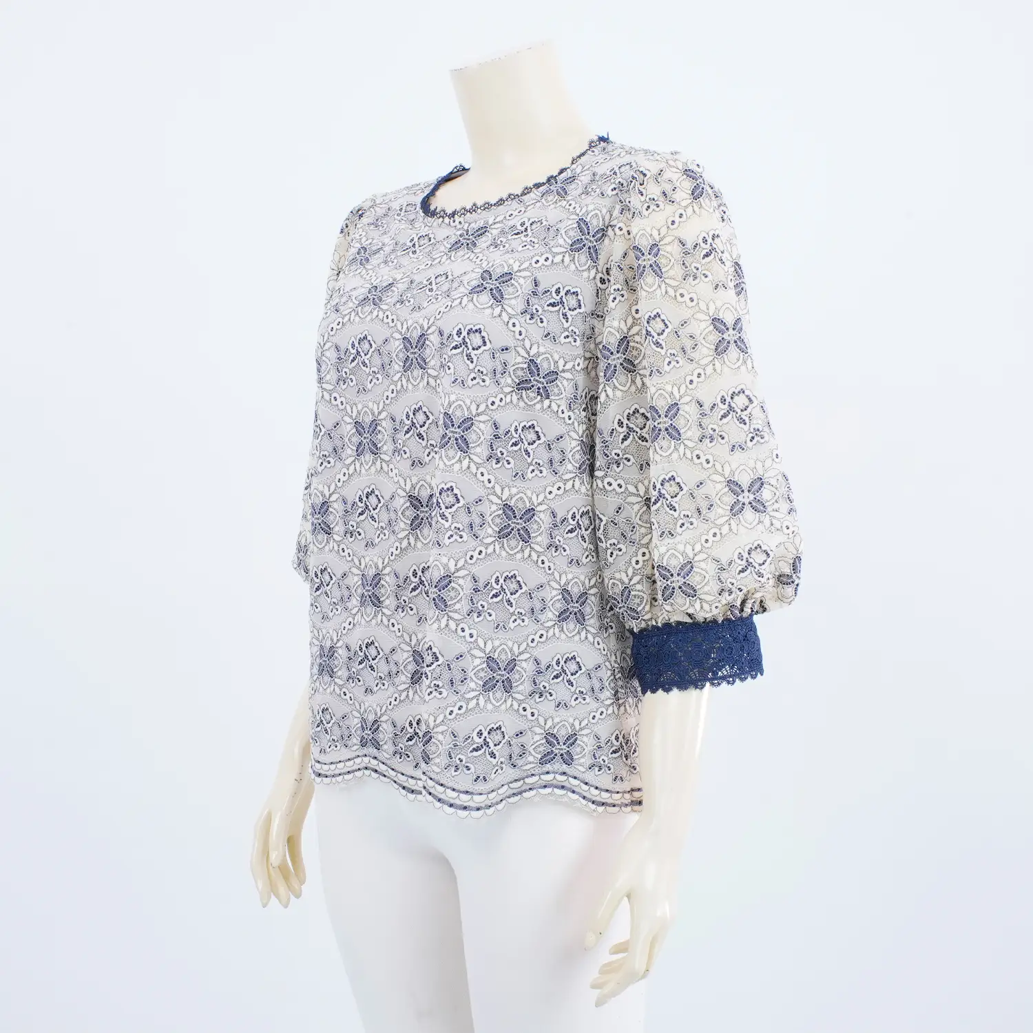 เสื้อคอกลม แขนพองยาว 4 ส่วน ผ้าลูกไม้ลายโมเสค ผสมลายดอกไม้ - Image 3
