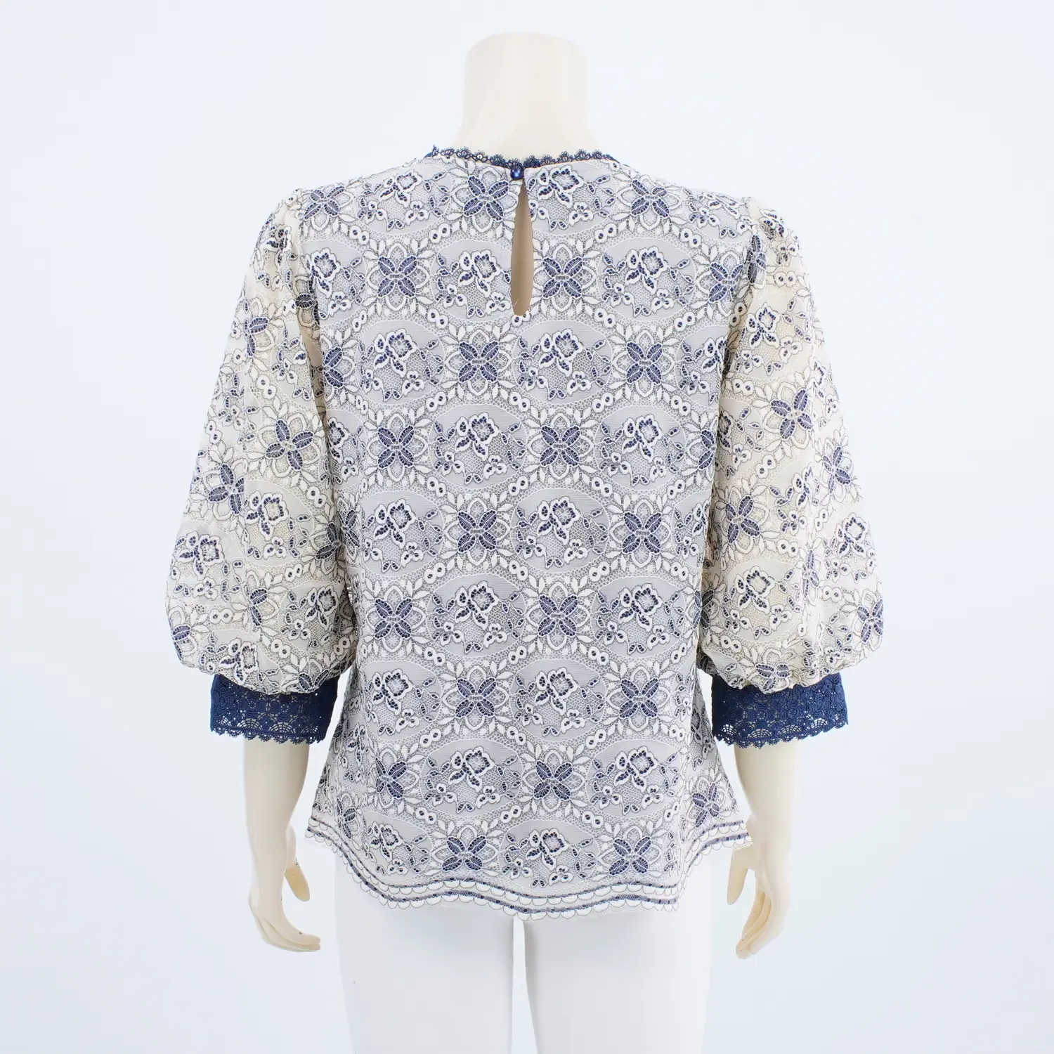 เสื้อคอกลม แขนพองยาว 4 ส่วน ผ้าลูกไม้ลายโมเสค ผสมลายดอกไม้ - Image 2