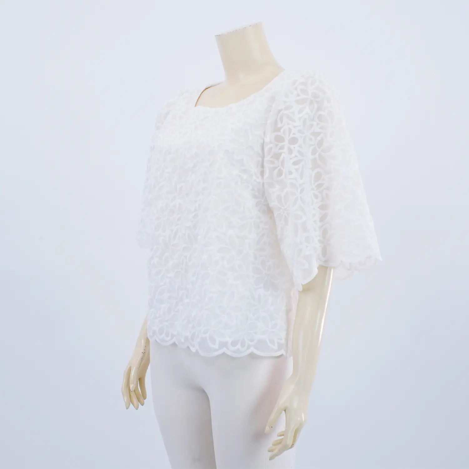เสื้อคอปาด แขนกระดิ่ง 3 ส่วน ผ้าปักลายดอกไม้ - Image 3