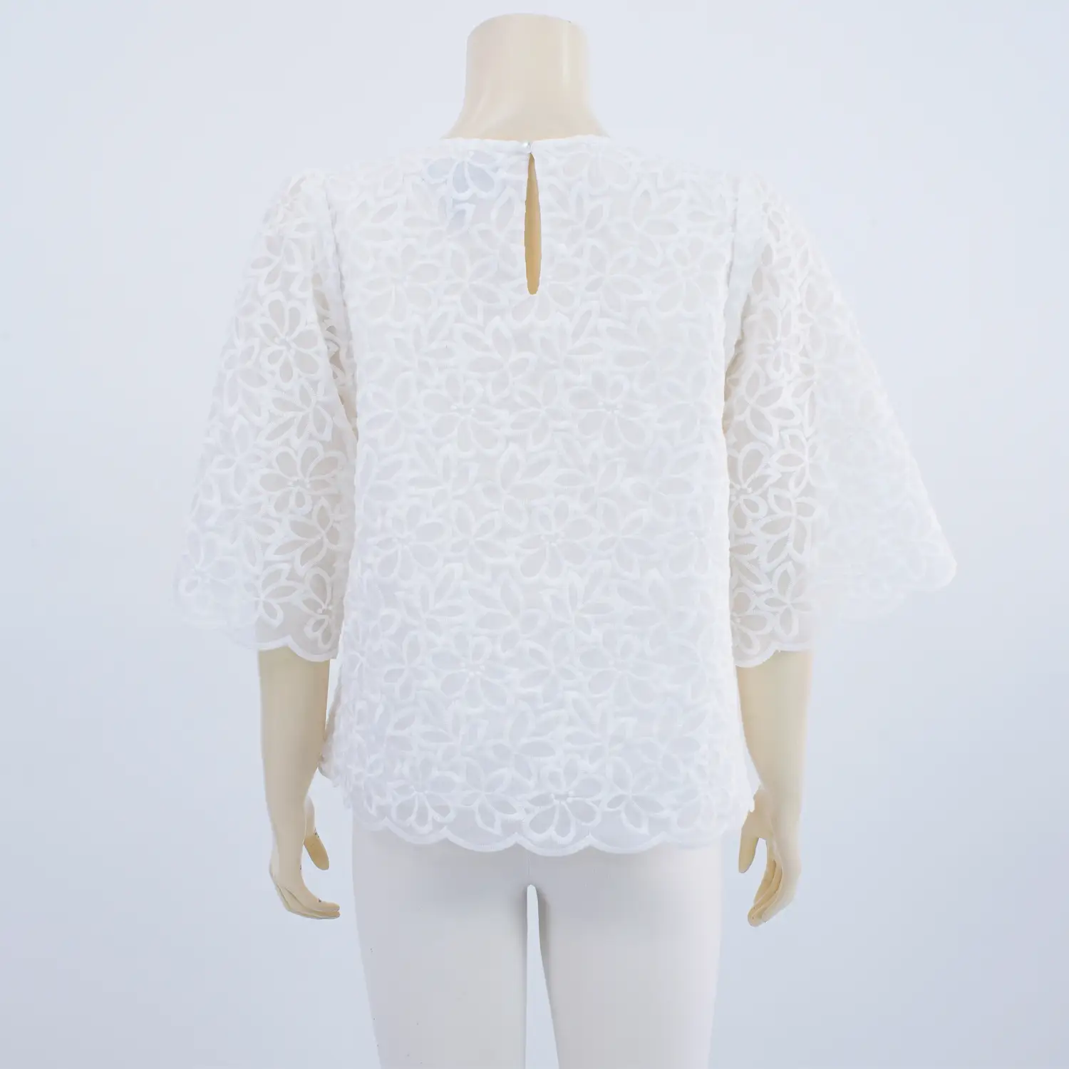 เสื้อคอปาด แขนกระดิ่ง 3 ส่วน ผ้าปักลายดอกไม้ - Image 2
