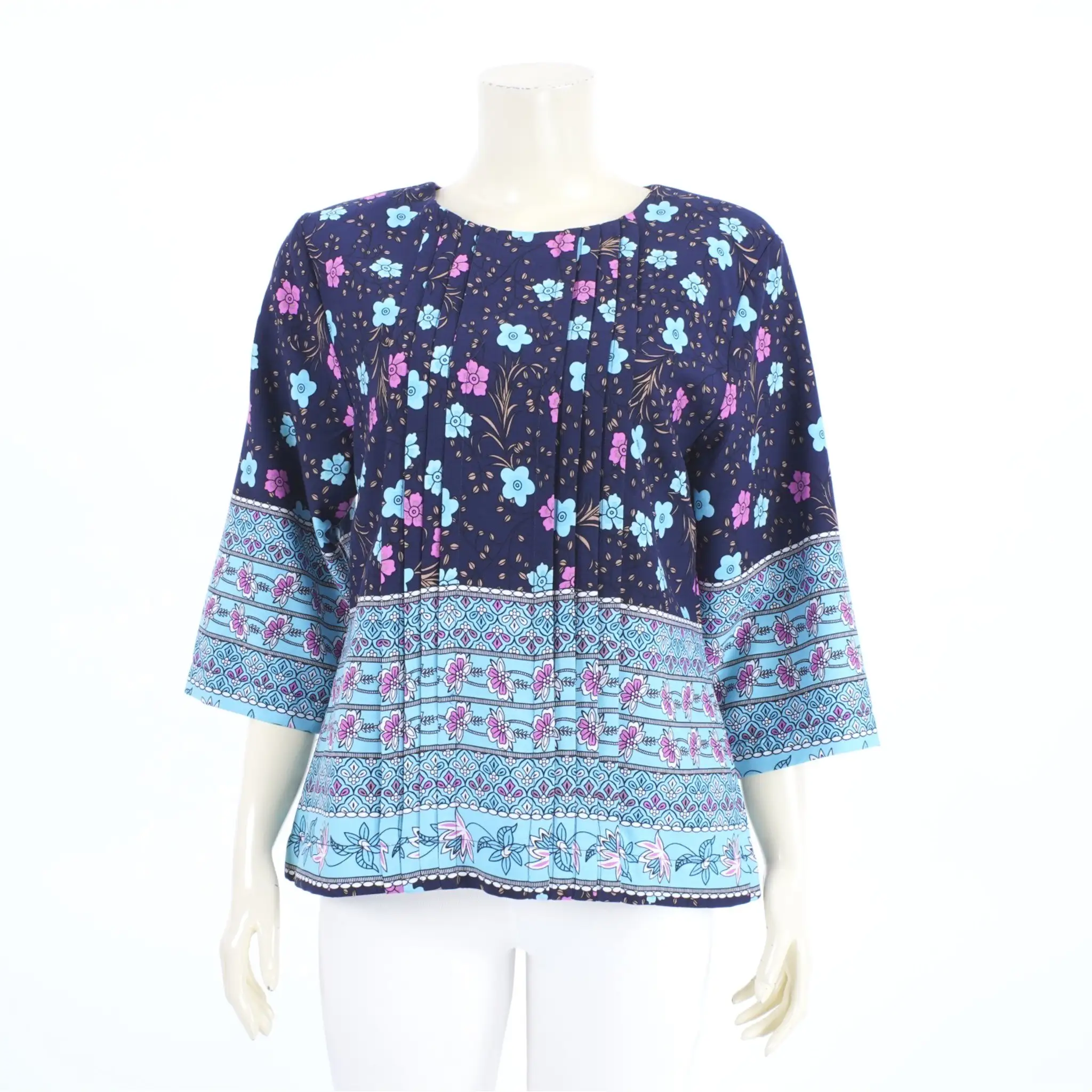 เสื้อคอกลม แขน 4 ส่วน ผ้าปาเต๊ะ ลายดอกซากุระ