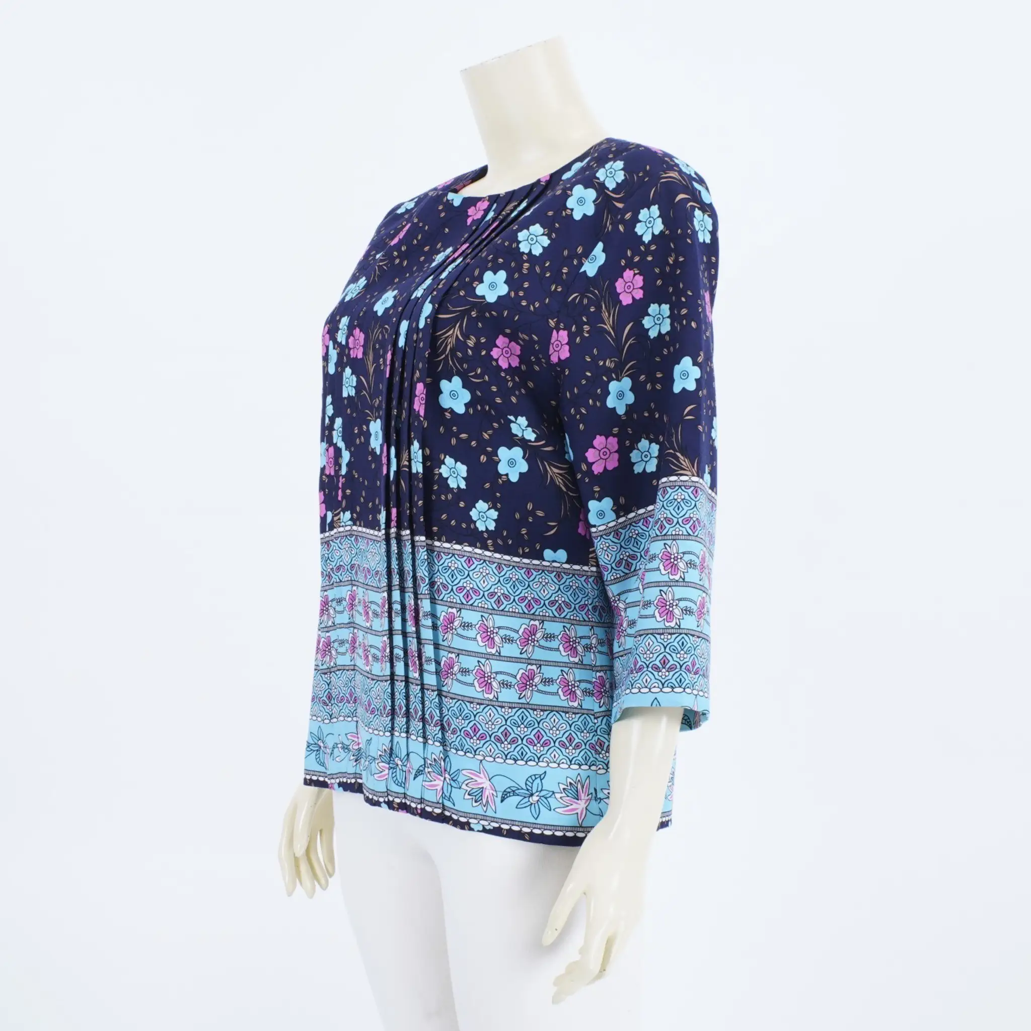 เสื้อคอกลม แขน 4 ส่วน ผ้าปาเต๊ะ ลายดอกซากุระ - Image 3