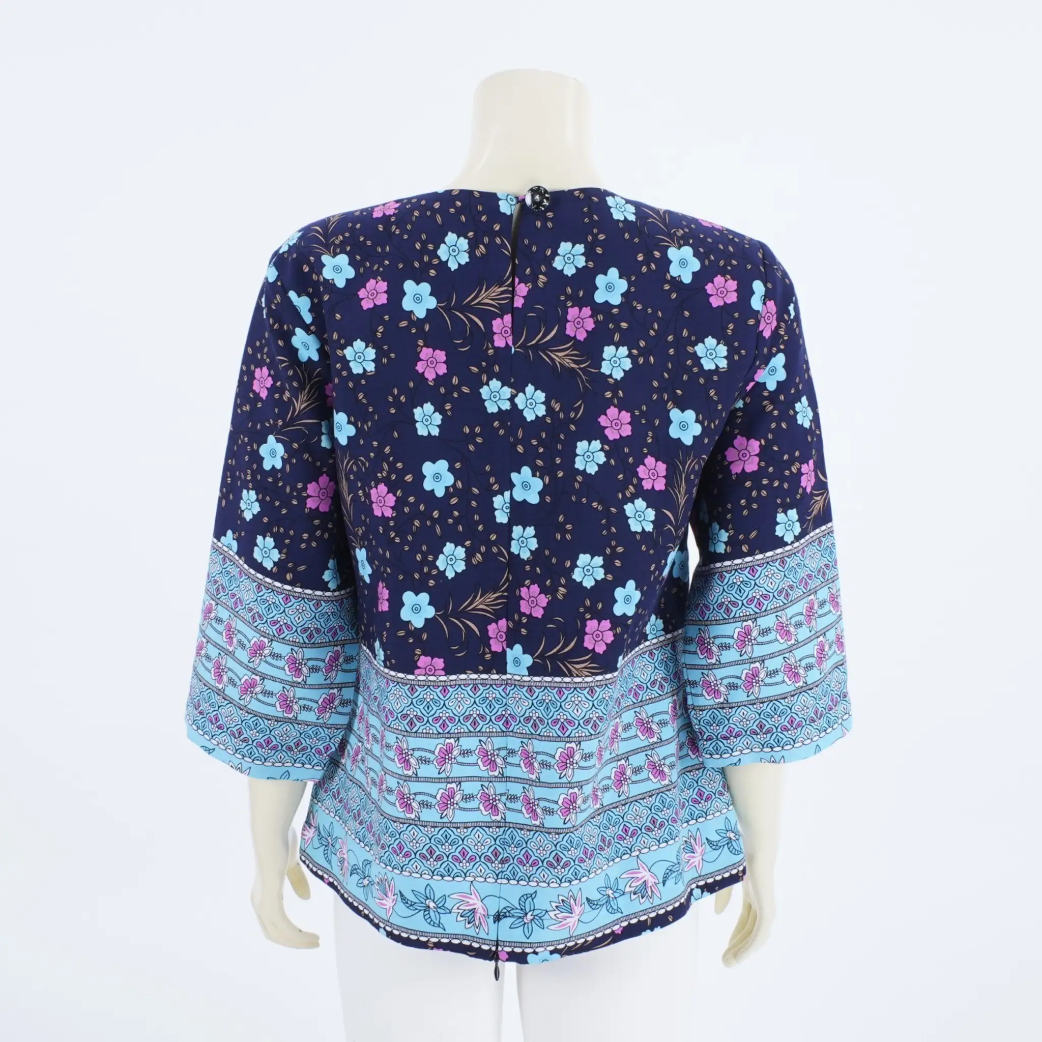 เสื้อคอกลม แขน 4 ส่วน ผ้าปาเต๊ะ ลายดอกซากุระ - Image 2
