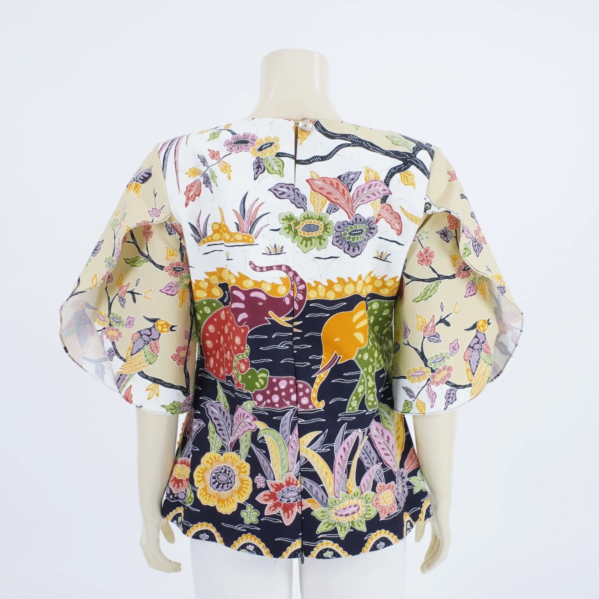 เสื้อคอปาด แขนบานยาว 3 ส่วน ผ้าปาเต๊ะลายช้าง และดอกไม้ - Image 2