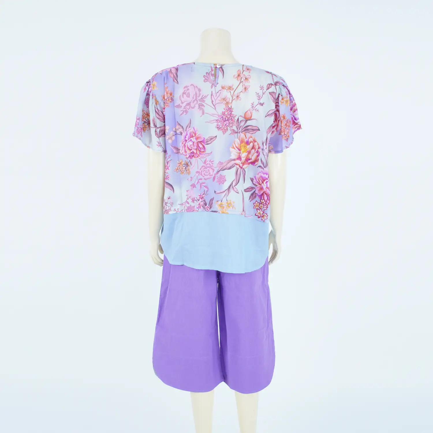 เซตเสื้อคอกลม แขนสั้นระบายผ้าเรยองลายดอกไม้และกางเกงสีพื้น ทรงคูลอต ยาว 5 ส่วน - Image 2