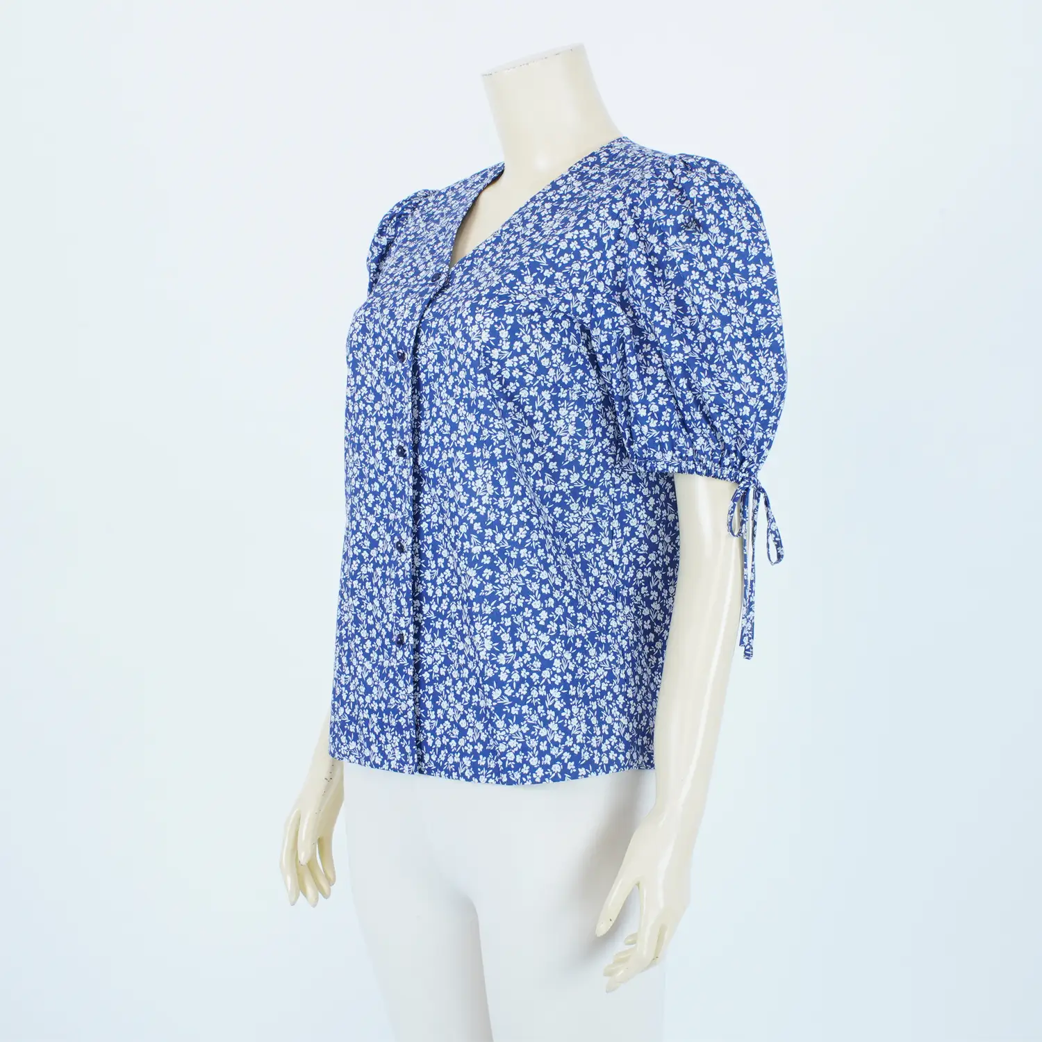 เสื้อคอวี แขนสั้น แขนพอง ผ้าลายดอกไม้ - Image 3