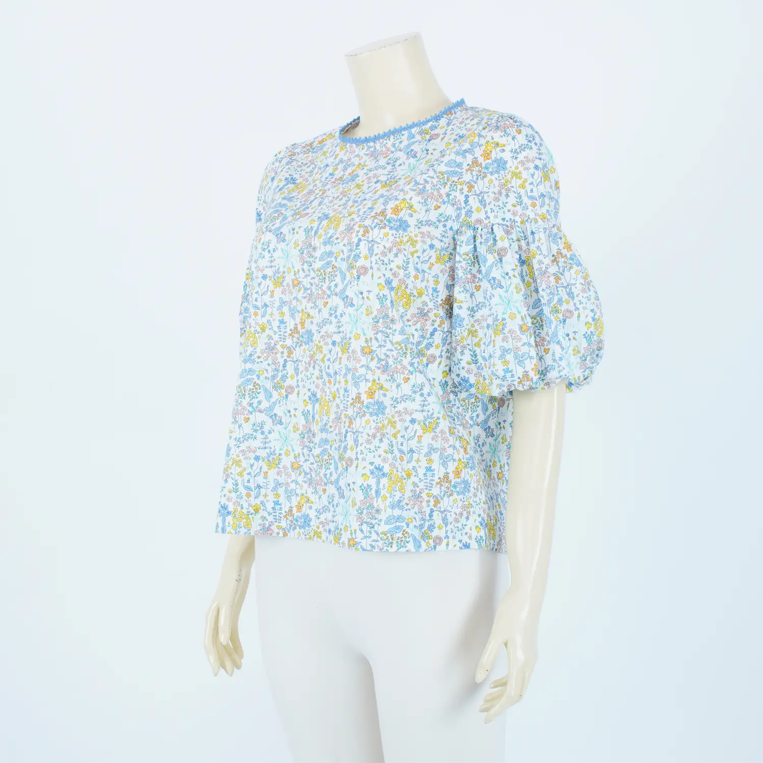 เสื้อคอกลม แขนกระบอกตัดต่อแขนบอลลูนผ้าลายทุ่งดอกไม้ - Image 2