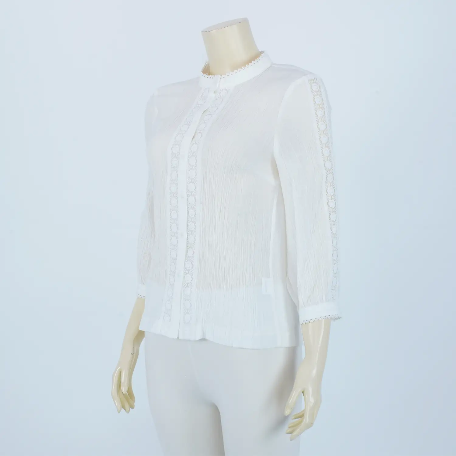 เสื้อคอตั้ง แขนยาว 5 ส่วน ผ้าอัดพลีท แต่งเทปลูกไม้ลายดอกไม้ - Image 3