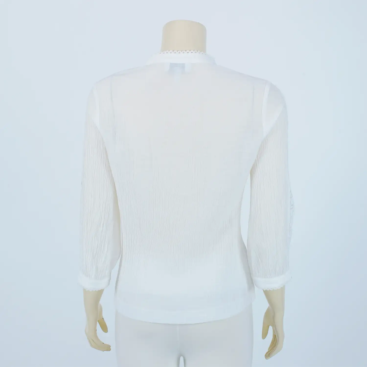 เสื้อคอตั้ง แขนยาว 5 ส่วน ผ้าอัดพลีท แต่งเทปลูกไม้ลายดอกไม้ - Image 2