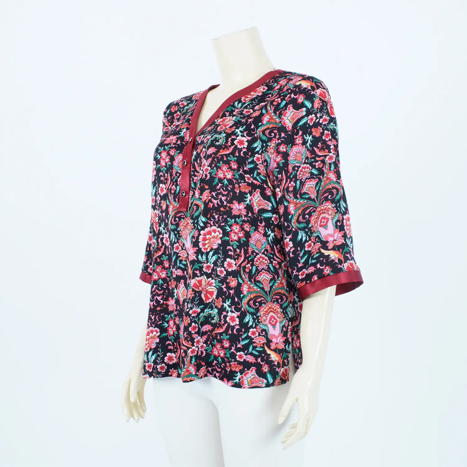 เสื้อคอวี แขน 3 ส่วน ผ้าคอตตอน ซาทีนลายดอกไม้ - Image 2