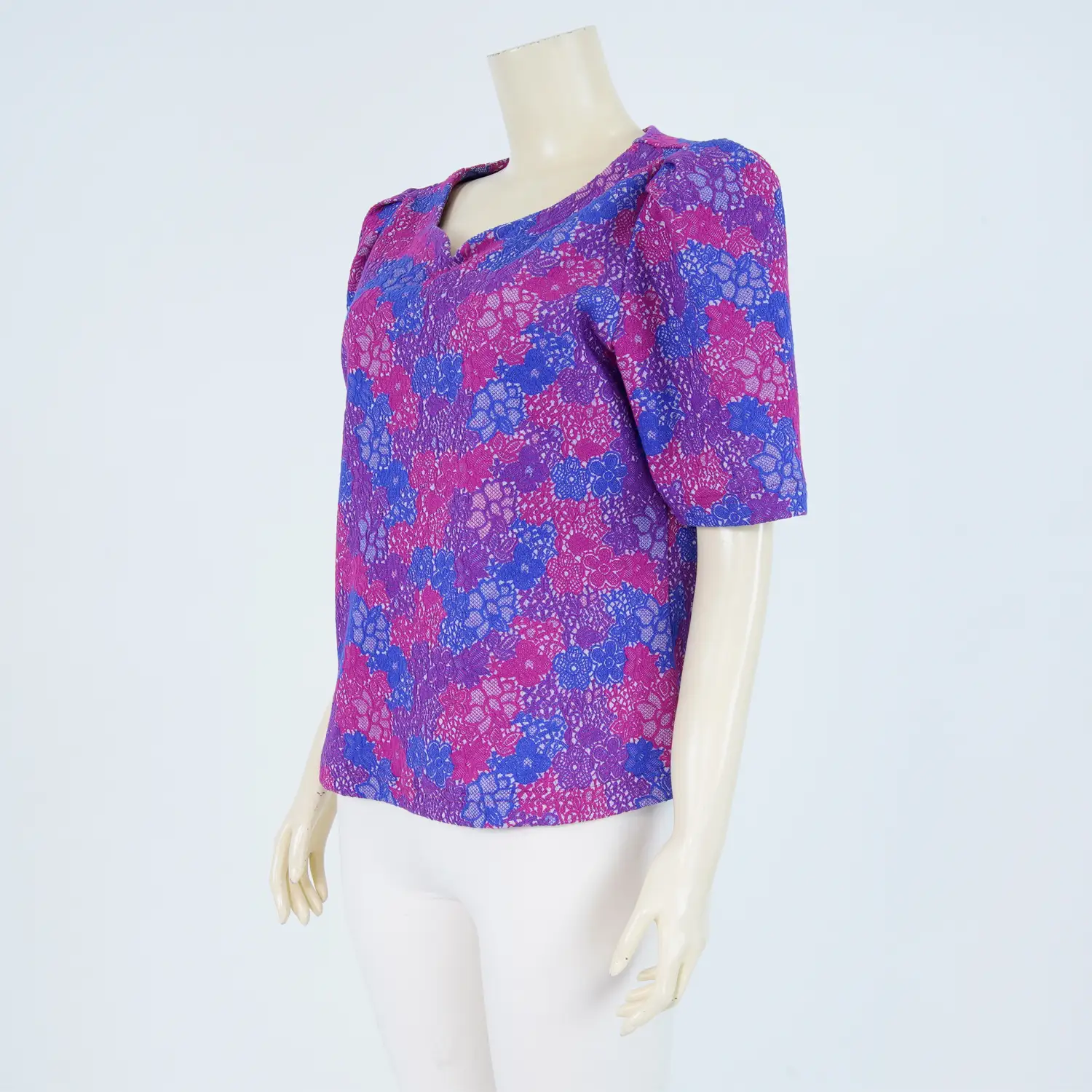 เสื้อคอวีรูปหัวใจ แขนสั้นทรงแขนตุ๊กตา ผ้าทอลายดอกไม้ - Image 2